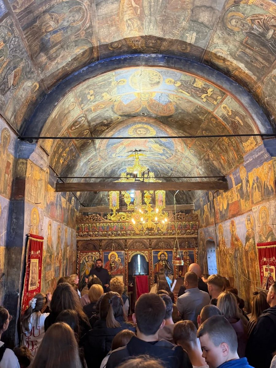 NarodnaOdbranaS's tweet photo. Десила се револуција на Космету! 

Претходних дана се на Косову и Метохији десило нешто до сада незамисливо, иако већ дуго времена причамо да је то једна од најважнијих ствари које бисмо требали да радимо - у Велику Хочу је дошла екскурзија основаца из централне Србије!

У Велику Хочу и Ораховац на Косову и Метохији децу су у узајамну, вишедневну посету довели ученици и наставници из Основне школе „Душко Радовић” из Новог Сада 

Ђаке из Новог Сада угостили су ученици Основне школе „Светозар Марковић” из Велике Хоче и Основне школе „Доситеј Обрадовић” из Ораховца.

Поред Велике Хоче и Ораховца, новосадски основци су током боравка обишли Гораждевац (цркву брвнару и ОШ „Јанко Јовићевић”), Призрен (Богородицу Љевишку и манастир Светих Архангела), Високе Дечане, Пећку Патријаршију, Газиместан и манастир Грачаницу.

Као што је и очекивано, све је протекло у 
најбољем реду.

Нека ово буде пример руководствима и осталих школа из градова и села по централној Србији, да и они својој деци организују дружење на Косову и Метохији са вршњацима и посету неким од највећих светиња које имамо.

*фотографије преузете са странице Основне школе Светозар Марковић Велика Хоча, која располаже правом на њих и заштићене су ауторским правом, како би се спречила евентуална злоупотреба, с обзиром на то да су на њима деца

Преузето са ФБ странице :  Хуманитарна организација Сви за Космет https://t.co/BRL2K3frVg