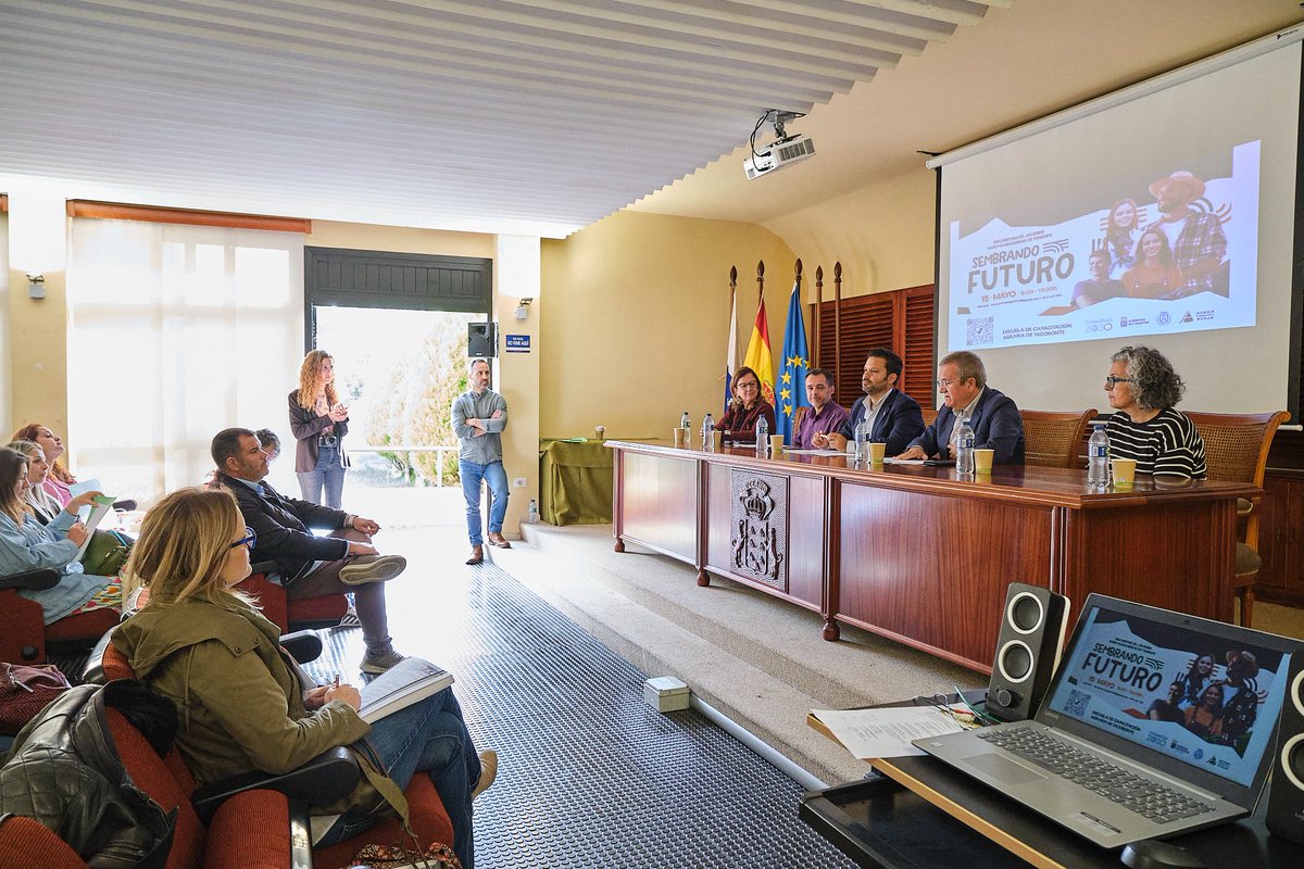 CabildoTenerife's tweet photo. 🐂 #SECTORPRIMARIO 𝗘𝗹 𝗖𝗮𝗯𝗶𝗹𝗱𝗼 𝗿𝗲𝘀𝗽𝗮𝗹𝗱𝗮 𝗲𝗹 𝗿𝗲𝗹𝗲𝘃𝗼 𝗴𝗲𝗻𝗲𝗿𝗮𝗰𝗶𝗼𝗻𝗮𝗹 𝗰𝗼𝗻 𝘂𝗻𝗮 𝗶𝗻𝘃𝗲𝗿𝘀𝗶𝗼́𝗻 𝗱𝗲 𝟱,𝟭 𝗺𝗶𝗹𝗹𝗼𝗻𝗲𝘀 𝗲𝗻 𝗲𝗹 𝗳𝗼𝗺𝗲𝗻𝘁𝗼 𝗱𝗲 𝗹𝗮 𝗴𝗮𝗻𝗮𝗱𝗲𝗿𝗶́𝗮 𝗲𝗻 𝟮𝟬𝟮𝟲.

👉 Así lo ha anunciado el consejero de @SectorPrimario, @ValentinTF23, durante la celebración del 𝗘𝗻𝗰𝘂𝗲𝗻𝘁𝗿𝗼 𝗱𝗲 𝗝𝗼́𝘃𝗲𝗻𝗲𝘀 𝗔𝗴𝗿𝗼𝗴𝗮𝗻𝗮𝗱𝗲𝗿𝗼𝘀 ‘𝗦𝗲𝗺𝗯𝗿𝗮𝗻𝗱𝗼 𝗙𝘂𝘁𝘂𝗿𝗼’, organizado por @AsagaCanarias.

💬 “𝗘𝗹 𝗰𝗮𝗺𝗽𝗼 𝗻𝗲𝗰𝗲𝘀𝗶𝘁𝗮 𝗮 𝗹𝗼𝘀 𝗷𝗼́𝘃𝗲𝗻𝗲𝘀, pero para que los jóvenes den el paso y asuman el relevo generacional, debemos generar sinergias, que contribuyan a garantizar que sus explotaciones sean viables y competitivas”.

ℹ https://t.co/d4GPYSUutc