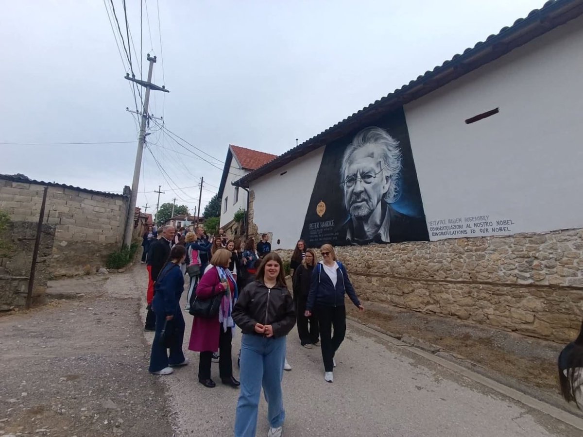 NarodnaOdbranaS's tweet photo. Десила се револуција на Космету! 

Претходних дана се на Косову и Метохији десило нешто до сада незамисливо, иако већ дуго времена причамо да је то једна од најважнијих ствари које бисмо требали да радимо - у Велику Хочу је дошла екскурзија основаца из централне Србије!

У Велику Хочу и Ораховац на Косову и Метохији децу су у узајамну, вишедневну посету довели ученици и наставници из Основне школе „Душко Радовић” из Новог Сада 

Ђаке из Новог Сада угостили су ученици Основне школе „Светозар Марковић” из Велике Хоче и Основне школе „Доситеј Обрадовић” из Ораховца.

Поред Велике Хоче и Ораховца, новосадски основци су током боравка обишли Гораждевац (цркву брвнару и ОШ „Јанко Јовићевић”), Призрен (Богородицу Љевишку и манастир Светих Архангела), Високе Дечане, Пећку Патријаршију, Газиместан и манастир Грачаницу.

Као што је и очекивано, све је протекло у 
најбољем реду.

Нека ово буде пример руководствима и осталих школа из градова и села по централној Србији, да и они својој деци организују дружење на Косову и Метохији са вршњацима и посету неким од највећих светиња које имамо.

*фотографије преузете са странице Основне школе Светозар Марковић Велика Хоча, која располаже правом на њих и заштићене су ауторским правом, како би се спречила евентуална злоупотреба, с обзиром на то да су на њима деца

Преузето са ФБ странице :  Хуманитарна организација Сви за Космет https://t.co/BRL2K3frVg