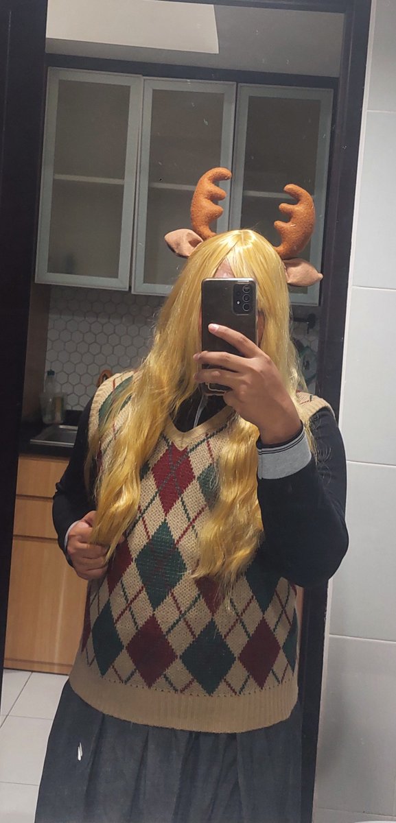 heirofsilverdew's tweet photo. Costesting Noelle from Deltarune for Day 1 of #CF22, come say hi if you run into me! 🦌🎄❄️ https://t.co/j79GbZBa5W