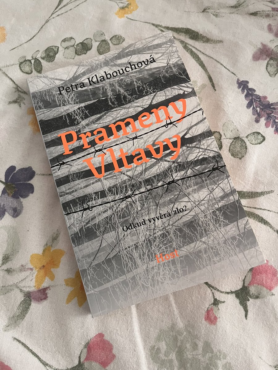 pema087's tweet photo. Prameny Vltavy - Odkud vyvěrá zlo? 

V současnosti nalezená mrtvá dívka v pruhovaném pyžamu se žlutou Davidovou hvězdou. Vyšetřování vede do ne tak daleké minulosti Šumavy. Všechno je spojené se vším. A nebo není? 

Konec války, pochod smrti židovských vězňů, zajatí Rusové, … https://t.co/TDbzZgSK3t
