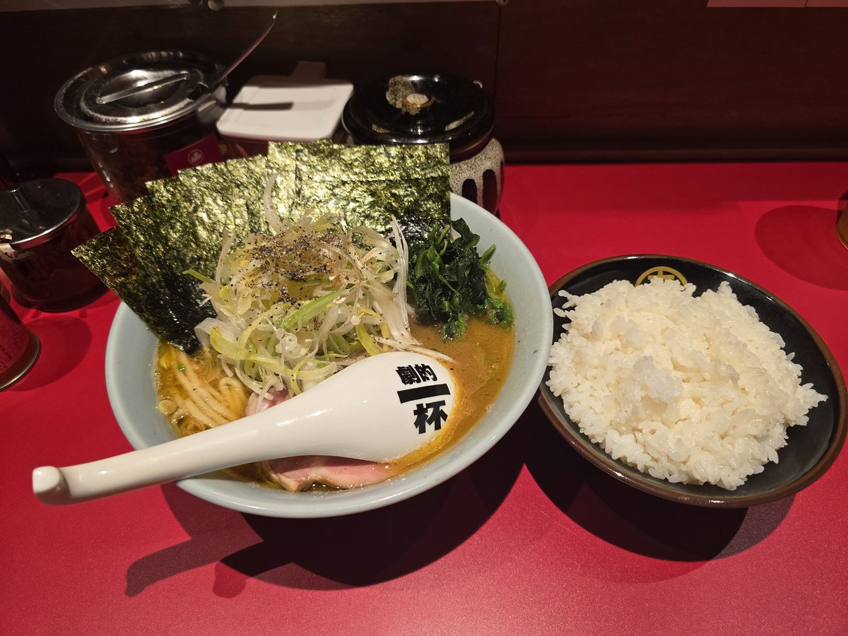UnTvs7fnUo41545's tweet photo. 国道からチラッと見える家系ラーメンが前から気になり寄ってきました🍜

食券システムでメニューも豊富で悩んでしまいます(； ･`д･´)

調味料も種類があり自分味を楽しめます✨

スープに浸した海苔で食べるご飯(ホワイト)🍚は別格でした☺️

#岐阜県
#土岐市
#家系ラーメンタカハシ https://t.co/lr0Xlqwnti