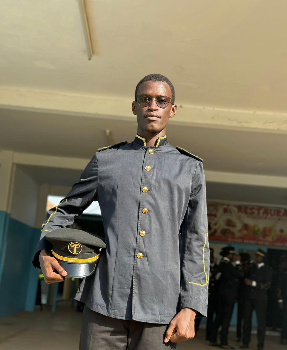 njaay_lahad's tweet photo. 𝐇𝐚𝐜𝐤𝐚𝐭𝐡𝐨𝐧 𝐈𝐃𝟒𝐀𝐟𝐫𝐢𝐜𝐚 𝟐𝟎𝟐𝟔 | 𝐀𝐛𝐢𝐝𝐣𝐚𝐧, 𝟏𝟐-𝟏𝟓 𝐦𝐚𝐢 𝟐𝟎𝟐𝟔 🇸🇳

𝐅𝐚𝐭𝐨𝐮 𝐀𝐦𝐢𝐧𝐚𝐭𝐚 𝐒𝐨𝐰, 𝐒𝐨𝐮𝐤𝐞𝐲𝐧𝐚 𝐃𝐢𝐨𝐩, 𝐏𝐚𝐩𝐚 𝐓𝐚𝐡𝐢𝐛𝐨𝐮 𝐓𝐚𝐥𝐥, 𝐌𝐚𝐦𝐚𝐝𝐨𝐮 𝐅𝐚𝐥𝐢𝐥𝐨𝐮 𝐃𝐢𝐚𝐰…

Voilà aussi une jeunesse dont le Sénégal peut être fier.

À l’occasion du forum , grand rendez-vous africain consacré à l’identité numérique et aux technologies qui l’entourent, ces jeunes Sénégalais ont représenté brillamment notre pays et remporté, pour la deuxième fois consécutive, le grand concours Hackathon organisé en marge de l’événement.

Derrière cette performance, il y a du travail, du talent et des parcours inspirants :

• Fatou Aminata Sow, étudiante en 2e année à Université Amadou Mahtar Mbow Polytech Diamniadio
• Soukeyna Diop, en 4e année de formation en génie mécanique et systèmes industriels à École Supérieure Polytechnique de Dakar
• Papa Tahibou Tall, en 4e année de génie industriel à École Polytechnique de Thiès
• Mamadou Falilou Diaw, en 4e année de formation en génie informatique à École Polytechnique de Thiès

Une immense fierté nationale dans un contexte où l’Afrique réfléchit à sa souveraineté numérique et technologique.

Mais cette réussite doit aussi nous interpeller : au Sénégal, en 2026, 83 % des candidats au baccalauréat sont en séries littéraires, contre seulement 17 % en séries scientifiques. Plus inquiétant encore : moins de 1 % des candidats sont en série S1, considérée comme l’élite scientifique.

En 1986, les séries scientifiques représentaient pourtant 51 % des bacheliers. Cette évolution doit nous alerter.

Alors que le monde est désormais guidé par la technologie, l’intelligence artificielle et l’innovation, il devient urgent de redonner aux mathématiques et aux sciences la place qu’elles méritent dans notre système éducatif.

Le Sénégal a les talents. À nous de créer les conditions pour les faire émerger.

𝐀𝐛a𝐝𝐨𝐮𝐥 𝐀𝐡𝐚𝐝 𝐍𝐝𝐢𝐚𝐲𝐞
𝐃𝐞́𝐩𝐮𝐭𝐞́ 𝐝𝐞 𝐥𝐚 𝐗𝐕ᵉ 𝐥𝐞́𝐠𝐢𝐬𝐥𝐚𝐭𝐮𝐫𝐞

Félicitations à toute l’équipe. 🇸🇳
#ID4Africa2026 #Sénégal #Innovation #Jeunesse #Sciences #Numérique