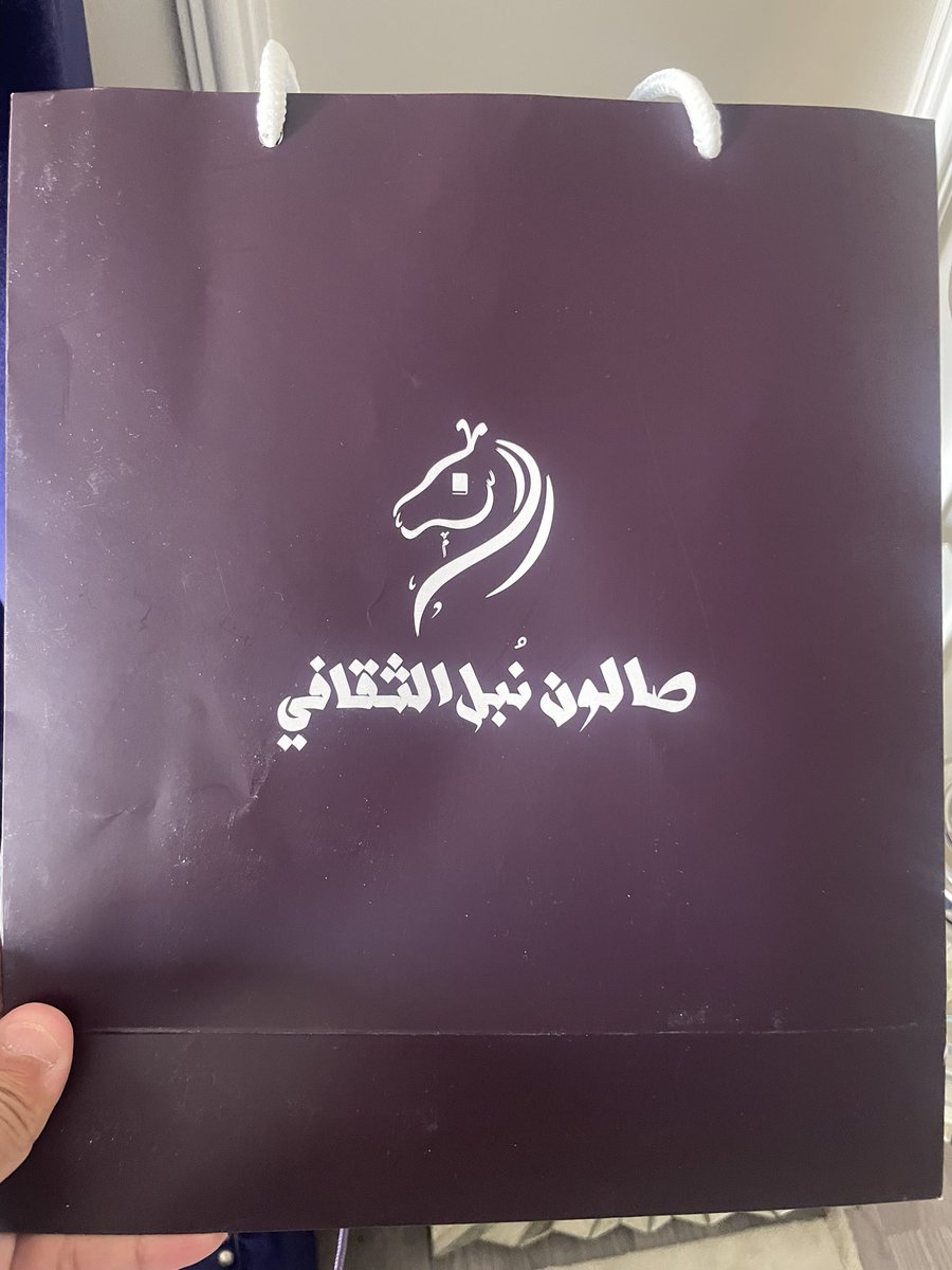 k_batli's tweet photo. تشرفت بإهداء كريم لكتاب يوثق سيرة ومسيرة الدكتور #راشد_المبارك..
ذلك الاسم الذي لم يكن مجرد أكاديمي أو مثقف عابر..
كان حالة معرفية متفردة صنعت حضورها في الفلسفة والأدب والحراك الثقافي السعودي لعقود طويلة.

د. راشد صاحب “الأحدية” الشهيرة بمدينة #الرياض حيث كانت ملتقى للفكر والحوار والنخبة وأحد الأسماء التي آمنت بأن الثقافة ليست ترفًا.. وإنما مشروع وعي وحياة.. 

كل الشكر والتقدير للمؤلف الأستاذ @MansourOmarZ على هذا العمل الجميل الذي يستعيد أثر قامة ثقافية بحجم الدكتور راشد المبارك رحمه الله.. ويختصر لنا محطات حياته في هذا الكتاب الجميل..

وأرى الآن  أن مشروعه @Noblecul11 بكل مساراته الأدبية امتدادًا لتلك الأحدية في المعنى والأثر عبر مبادرة #الشريك_الأدبي .. وفق ثوب عصري يواكب المرحلة..🌹