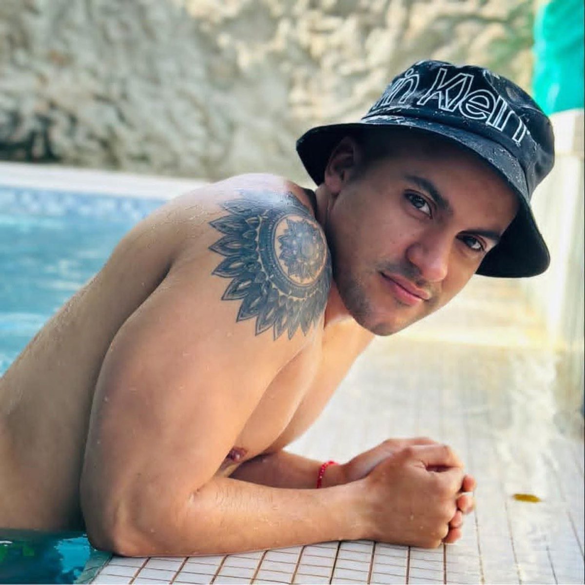 Marcel_305's tweet photo. 🚨Actualización sobre el caso de Yoán de la Cruz: 15 de mayo 2026

Hace unos minutos, a través de personas muy cercanas a la familia —ya que su mamá aún tiene problemas de comunicación— pude conocer que el día de ayer, por fin, ella logró verlo en el técnico de Guanajay, donde permanece recluido desde el pasado sábado. Mañana se cumple una semana.

Según me informan, Yoan se encuentra profundamente deprimido: no hace más que llorar y esperar que toda esta odisea termine cuanto antes. Además, en el lugar donde lo tienen hay un fuerte brote de chinches. Ya se pueden imaginar las condiciones.

A la mamá le han repetido la misma versión: que Yoan está detenido por supuestamente haber hecho una remesa a alguien que iba a cometer un sabotaje. Hechos que, según dicen, ocurrieron el año pasado. Es decir, más de un año después, y en una situación en la que estamos totalmente seguros de que Yohán no tenía conocimiento alguno, ni participación, en caso de que eso siquiera sea cierto.

La realidad es que Yoan lleva una semana preso en el técnico de Guanajay, en un estado emocional muy delicado. Y, con la condición de salud que todos conocemos, esto preocupa enormemente tanto por su estabilidad mental como por su salud física.

Su mamá está devastada. Y quien más nos preocupa es su abuela, una señora de más de 80 años que hace menos de dos meses sufrió una angina y estuvo al borde de un infarto. Esta situación la ha golpeado tanto que su salud ha empeorado visiblemente.

Yoan de la Cruz es un joven noble, trabajador. Desde que fue excarcelado tras el 11 de julio —cuando fue detenido simplemente por grabar una realidad— comenzó a trabajar en el hospital de San Antonio, donde nunca ha tenido un solo problema. Allí lo quieren y lo respetan. De hecho, me consta que tanto sus compañeros como todo el pueblo de San Antonio de los Baños están pendientes de lo que sucede, acompañando a la familia y preguntando constantemente por él.

Seguimos con dificultades de comunicación, pero no se preocupen: siempre encontraré la forma de mantenerlos informados. Cada novedad sobre el caso de mi amigo, mi hermano, Yohán de la Cruz, se las haré llegar.

Y la tónica seguirá siendo la misma: exigir, sin cansancio, la libertad de Yoan de la Cruz.

Ojalá la próxima actualización sea para dar la buena noticia de que ya está en casa, junto a su madre y su abuela, en San Antonio de los Baños.
Escrito por su amigo y activista cubano: Adelth Bonne Gamboa.
No tiene X y me pidió que lo hiciera público por acá.
#FreeCuba
