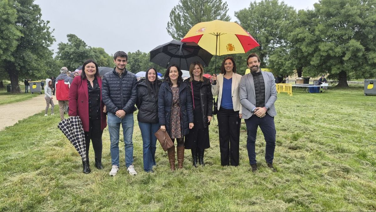 aytosotodelreal's tweet photo. 🌾 Así hemos celebrado San Isidro en Soto

🌧️ Ni la lluvia nos ha parado
🙏 Misa, procesión, bailes folclóricos y reparto de bollos preñaos y sangría.

📸 Todas las fotos 🔗 https://t.co/oawb84AwqO

#ViveSoto #SanIsidro2025 #SotoDelReal https://t.co/7oidBL2Il5
