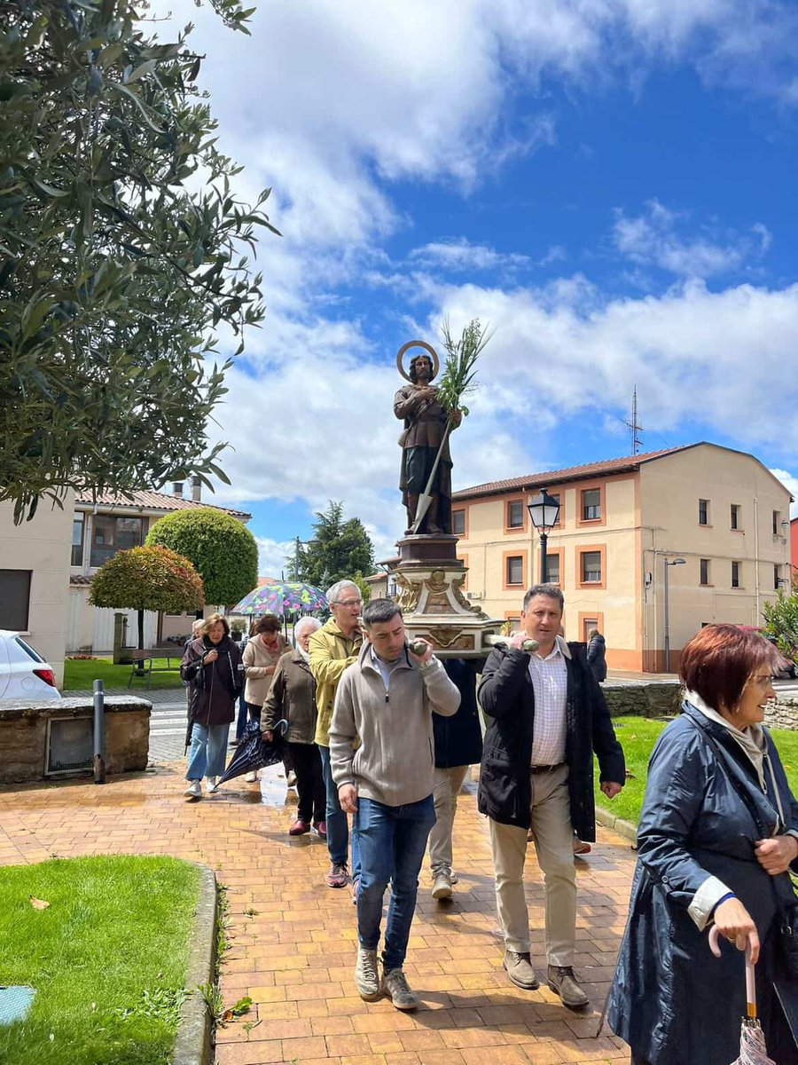AcoaAke's tweet photo. 🌿 San Isidro Labrador, en procesión, por las calles del concejo de Ribabellosa

 🌹 San Isidro Ribabellosako #kontzeju|ko kaleetan zehar 

Ribera Baja #Erriberabeitia @AnanakoKuadrila #Araba #Alava https://t.co/iHPOYMtuph