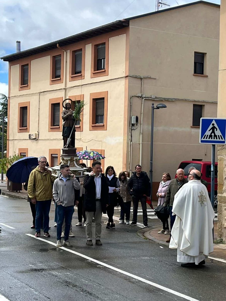 AcoaAke's tweet photo. 🌿 San Isidro Labrador, en procesión, por las calles del concejo de Ribabellosa

 🌹 San Isidro Ribabellosako #kontzeju|ko kaleetan zehar 

Ribera Baja #Erriberabeitia @AnanakoKuadrila #Araba #Alava https://t.co/iHPOYMtuph