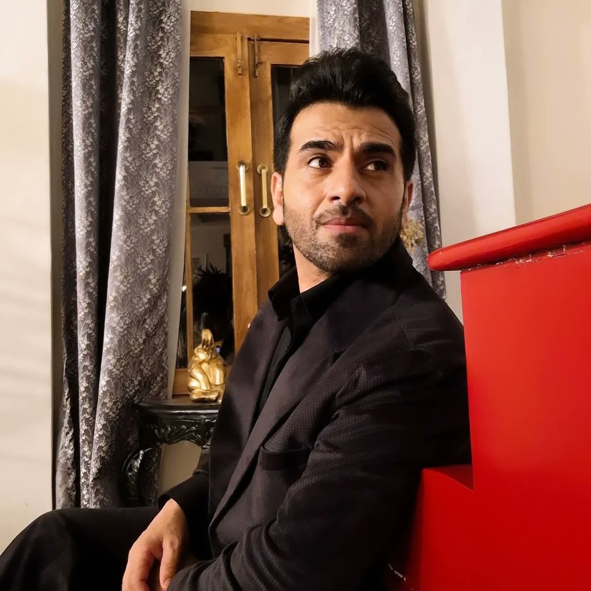 RohitMehtaActor's tweet photo. Dressed in black, carrying confidence, and walking with purpose. 🖤🔥 #RohitMehta #indianactor #indianmodel https://t.co/yGLV3wozgS