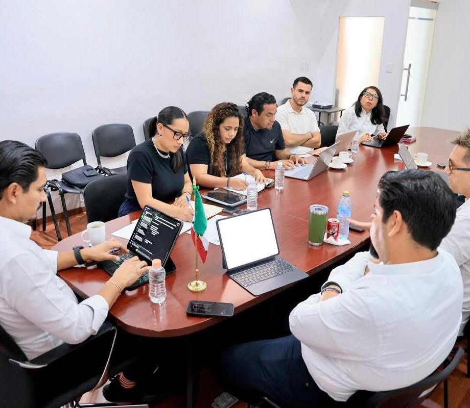 raychagoya's tweet photo. ⚽🔥 Oaxaca de Juárez ya se mueve rumbo al Mundial Social 2026, estrategia impulsada por la presidenta Claudia Sheinbaum Pardo.

Sostuve una reunión de coordinación con el Instituto Municipal del Deporte de Oaxaca de Juárez para impulsar actividades deportivas, culturales y acciones de recuperación de espacios públicos que fortalezcan la convivencia y el tejido social en nuestra capital. 🤝✨

Seguimos construyendo una ciudad más activa, unida y llena de energía para vecinas y vecinos. 💚

#VecinasYVecinos
#MundialSocial2026
#TransformandoJuntosLaCapital
#OaxacaDeJuárez

@claudia_shein 
@omargharfuch 
@rosaicelarodriguez_ 
@gabycuevasb 
@rommel_pacheco 
@imdeporteoax 
@mundialsocial2026