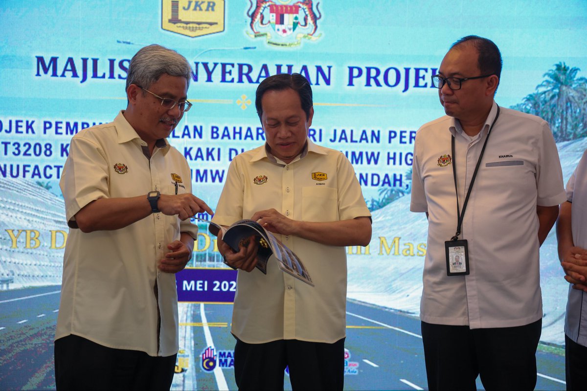 TKPKR_Infra's tweet photo. Penyerahan Projek Jalan Baharu FT3208 ke Jalan 132 Kaki di UMW HVMP, Serendah membuktikan keupayaan warga JKR melaksanakan projek berkualiti secara jabatan dengan BIM serta pelbagai kaedah pengukuhan cerun demi keselamatan dan kelestarian.

#IamJKR
#PenyerahanProjekSiap
#Serendah https://t.co/4OBEeFfHUa