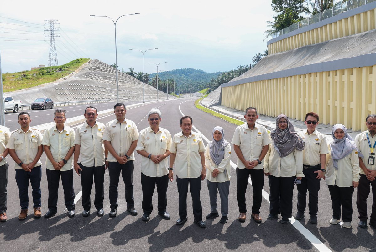 TKPKR_Infra's tweet photo. Penyerahan Projek Jalan Baharu FT3208 ke Jalan 132 Kaki di UMW HVMP, Serendah membuktikan keupayaan warga JKR melaksanakan projek berkualiti secara jabatan dengan BIM serta pelbagai kaedah pengukuhan cerun demi keselamatan dan kelestarian.

#IamJKR
#PenyerahanProjekSiap
#Serendah https://t.co/4OBEeFfHUa