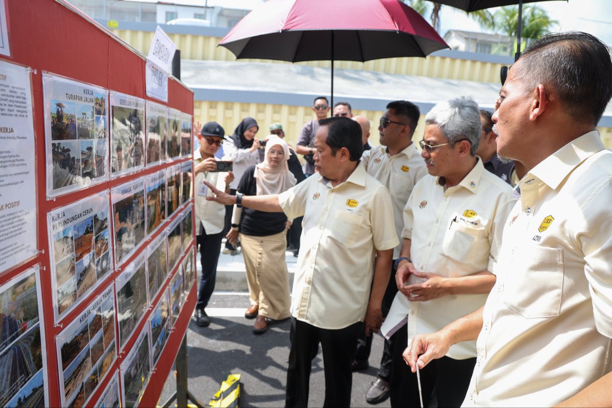 TKPKR_Infra's tweet photo. Penyerahan Projek Jalan Baharu FT3208 ke Jalan 132 Kaki di UMW HVMP, Serendah membuktikan keupayaan warga JKR melaksanakan projek berkualiti secara jabatan dengan BIM serta pelbagai kaedah pengukuhan cerun demi keselamatan dan kelestarian.

#IamJKR
#PenyerahanProjekSiap
#Serendah https://t.co/4OBEeFfHUa