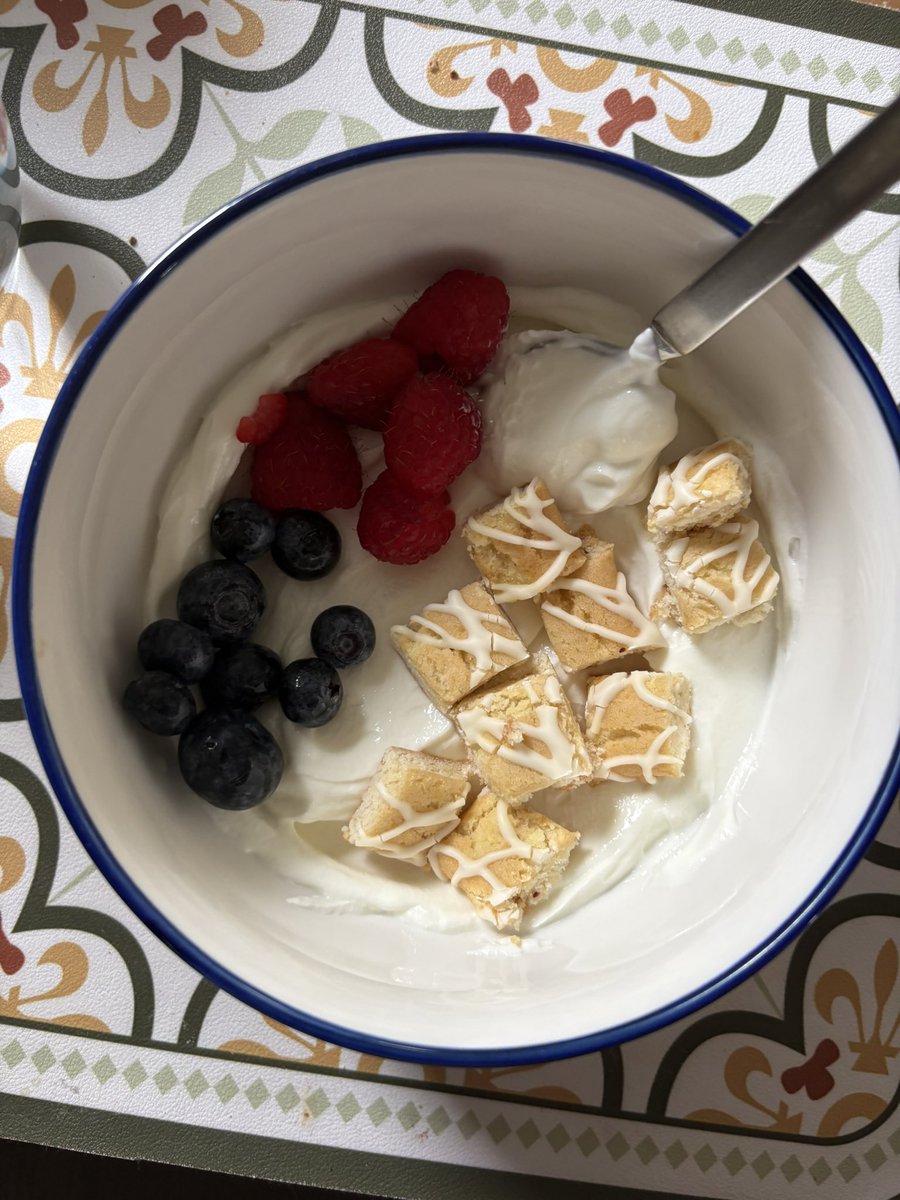 cloud_argos's tweet photo. MORNING MOOTS WHATS FOR BREAKFAST? I had yogurt :P https://t.co/S5EqM1jRI5