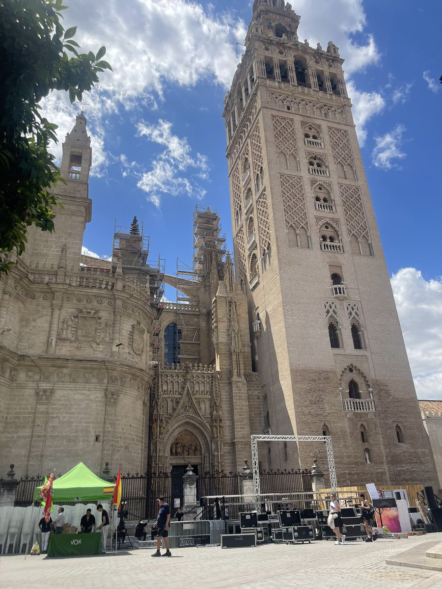 faazmani's tweet photo. Calentando motores para esta noche Miting final a los pies de la #Giralda #SentidoComún #PrioridadNacional con @GaviraVox @Santi_ABASCAL @AndaluciaVox @vox_es https://t.co/jFWqBGMEt8