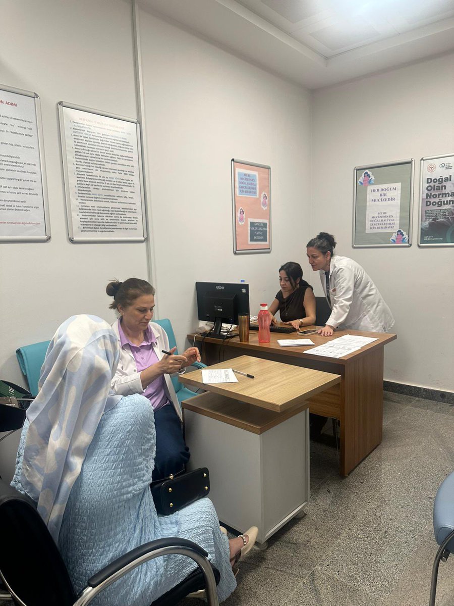mardinilsaglik's tweet photo. Müdürlüğümüz Kamu Hastaneleri Hizmetleri Başkanlığı tarafından, Mardin Eğitim ve Araştırma Hastanesi bünyesinde, Sağlık Bakanlığımızca Haziran 2026 itibarıyla aktifleştirilecek olan ‘Gebe Okulu Modülü’ne yönelik uygulamalı eğitim gerçekleştirilmiştir. Söz konusu modül, anne adaylarının gebelik sürecini daha bilinçli, sağlıklı ve güvenli bir şekilde geçirmelerini desteklemek amacıyla verilen eğitimlerin Muayene Bilgi Yönetim Sistemine entegre edilerek kayıt altına alınmasını sağlayan bir yapı olup, hizmet sunumunda standardizasyon ve izlenebilirliğin artırılmasını hedeflemektedir.
@sbkhgm @halksagligigm