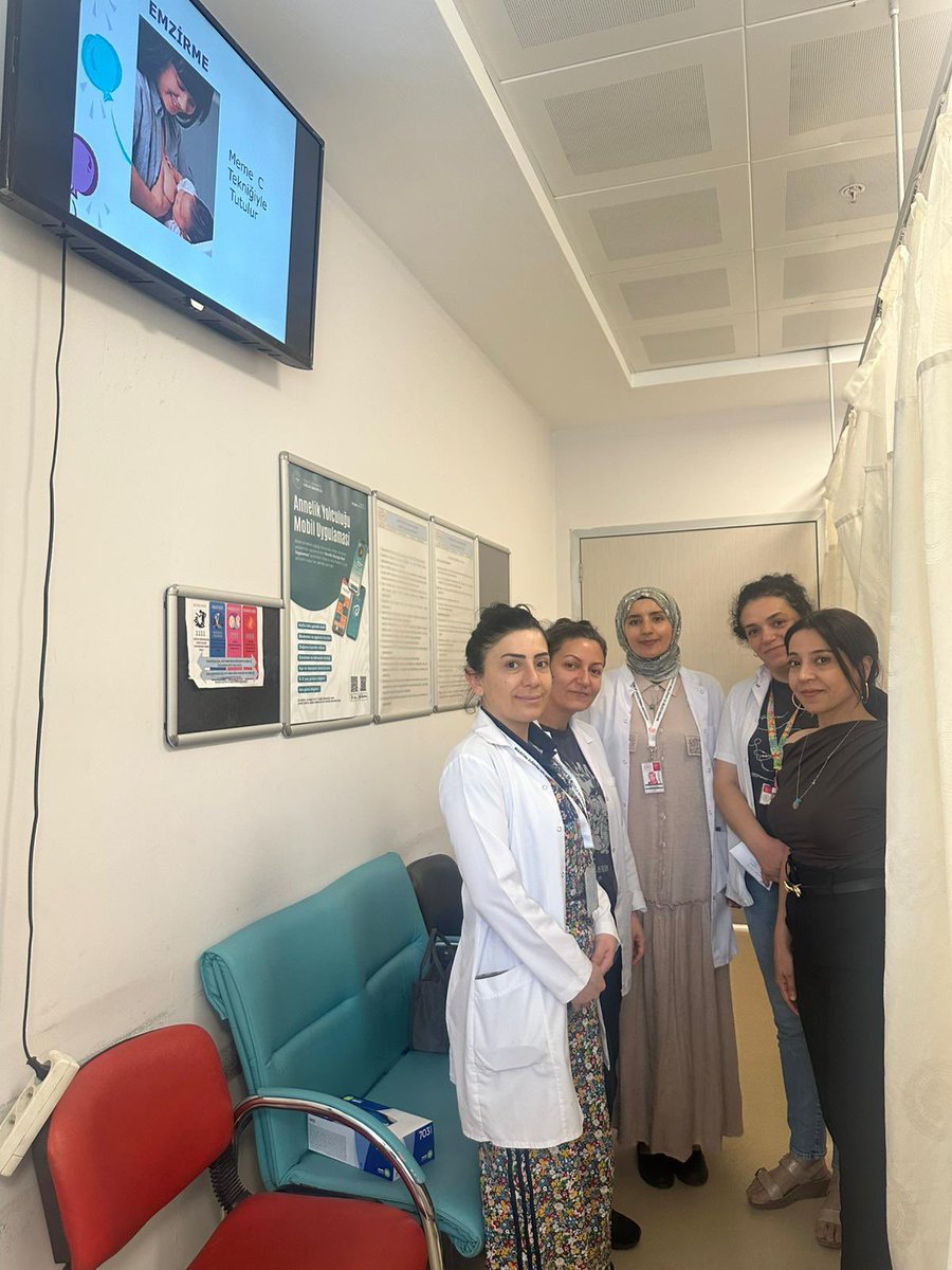 mardinilsaglik's tweet photo. Müdürlüğümüz Kamu Hastaneleri Hizmetleri Başkanlığı tarafından, Mardin Eğitim ve Araştırma Hastanesi bünyesinde, Sağlık Bakanlığımızca Haziran 2026 itibarıyla aktifleştirilecek olan ‘Gebe Okulu Modülü’ne yönelik uygulamalı eğitim gerçekleştirilmiştir. Söz konusu modül, anne adaylarının gebelik sürecini daha bilinçli, sağlıklı ve güvenli bir şekilde geçirmelerini desteklemek amacıyla verilen eğitimlerin Muayene Bilgi Yönetim Sistemine entegre edilerek kayıt altına alınmasını sağlayan bir yapı olup, hizmet sunumunda standardizasyon ve izlenebilirliğin artırılmasını hedeflemektedir.
@sbkhgm @halksagligigm
