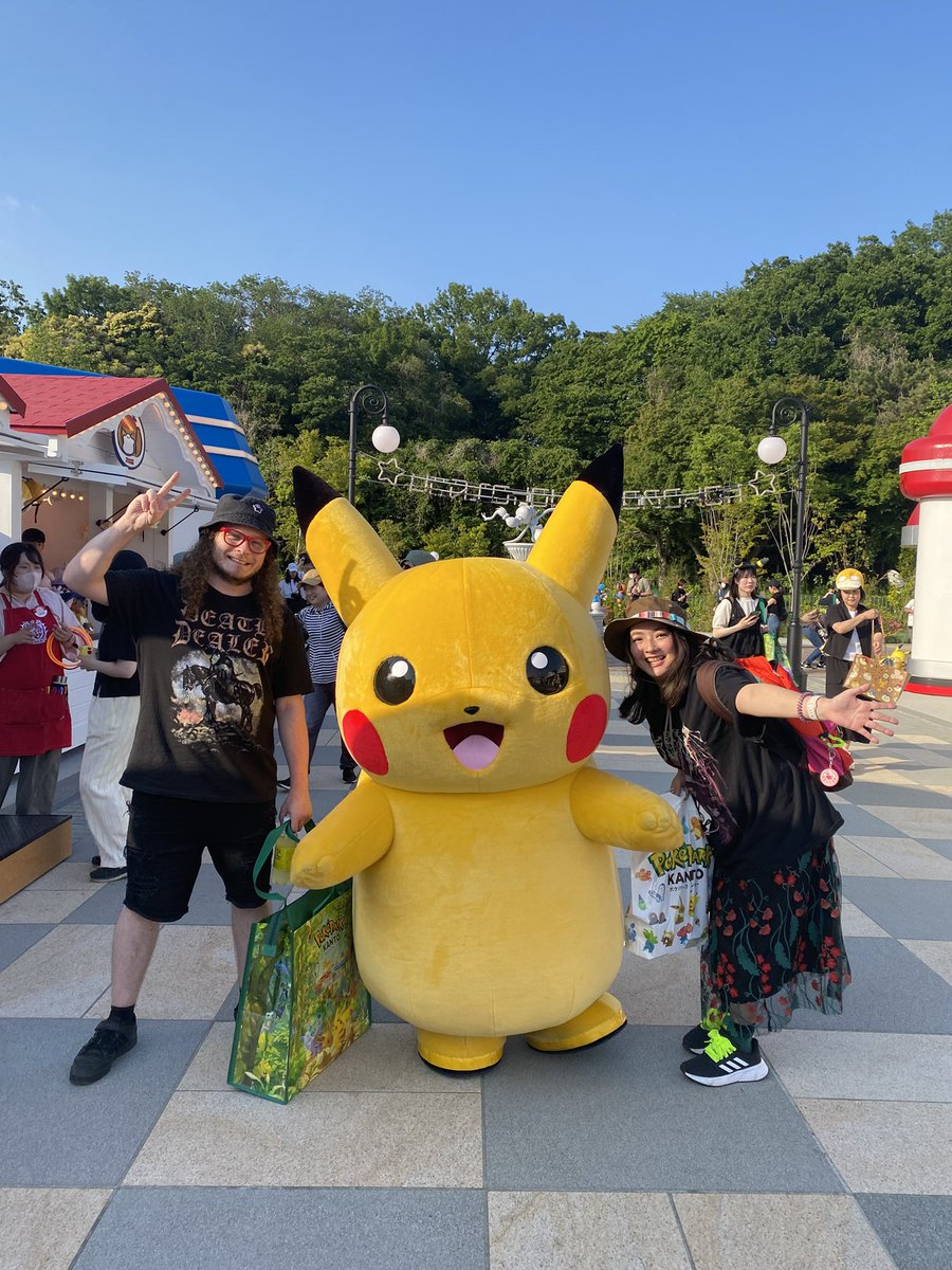 meg_bard's tweet photo. じぇふりんとポケパークカントーに行ってきました！水戸から川崎という距離に何度も挫けそうになりつつも励まされ、なんとかよみうりランドへ。ポケモンのカチューシャ付けたかったけど暑くて帽子ぬいだら死にそうだったから断念😭 https://t.co/pQnVo9YdKs