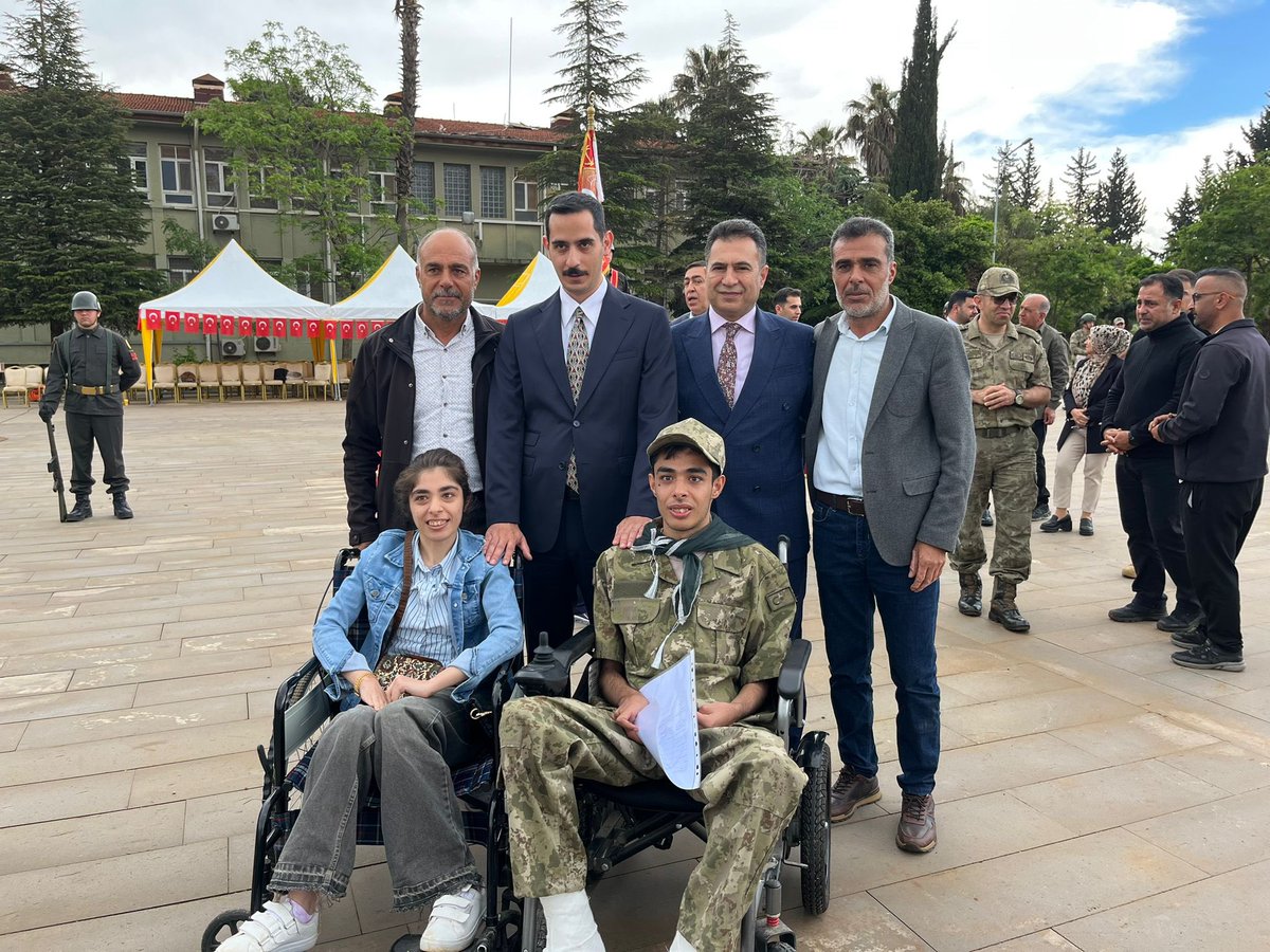 islahiyeto's tweet photo. İslahiye Ticaret Odası Yönetim Kurulu Başkanımız Selahattin Türkmen, Kaymakamımız Mehmet Soylu ve Belediye Başkan Vekilimiz Ali Göl ile birlikte, 106’ncı Topçu Alay Komutanlığı tarafından düzenlenen Temsili Askerlik Töreni programına katıldı.

Şehit Ütğm. Alpay Başaran Kışlası’nda gerçekleştirilen törende, temsili askerlik heyecanı yaşayan özel bireylerimizin gururuna ortak olan protokol üyeleri, gençlerimizi ve ailelerini tebrik ederek hayırlı olsun dileklerini iletti.

Başkanımız Selahattin Türkmen, vatan sevgisi ve birlik beraberlik duygularının en güzel örneklerinden biri olan programın düzenlenmesinde emeği geçenlere teşekkür etti.
@mehmetsoylu2023 @sturkmen27 @islahiyebelediy