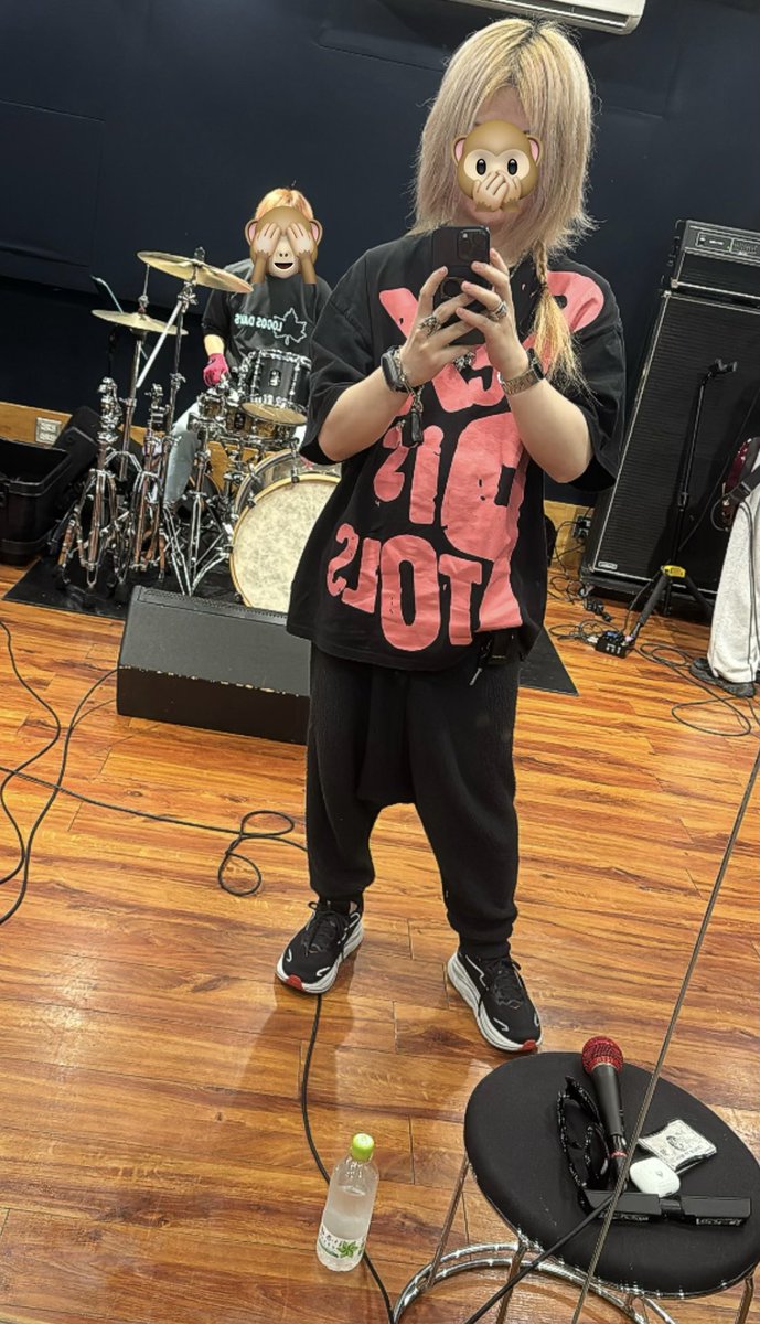 RoiGadeath's tweet photo. そういえば、前回のスタジオ練の帰り #SexPistols のTシャツだったせいか夜のお姉さんらに営業かけて頂いたのをふと思い出した😺 https://t.co/TbW2pXJYII