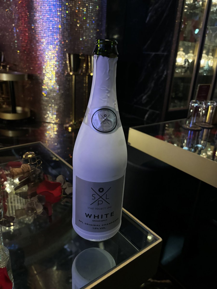 Gently___roy's tweet photo. ホスト入店38日目

今日も正規とリピートのお客様、シャンパンもありがとうございます。

毎日充実した日々をありがとうございます、

目がキラキラしてていきいきしてるねとお客様にも言われて、その自分でいれてることが幸せです。

もっと成長した姿を見せていくのでこれからもよろしくお願いします https://t.co/I8AQ9E0T7h