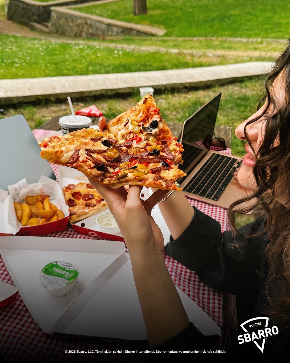 SbarroTR's tweet photo. Sbarro®️’da dilim pizza yemenin bir prosedürü var! Dilimi çift el ile taşımak! Çünkü bu dilim sıradan bir dilim değil, lezzeti dev, kendisi dev!🍕 
#SbarroTürkiye #HayatınEnLezzetliDilimi https://t.co/1UGxLof9Id