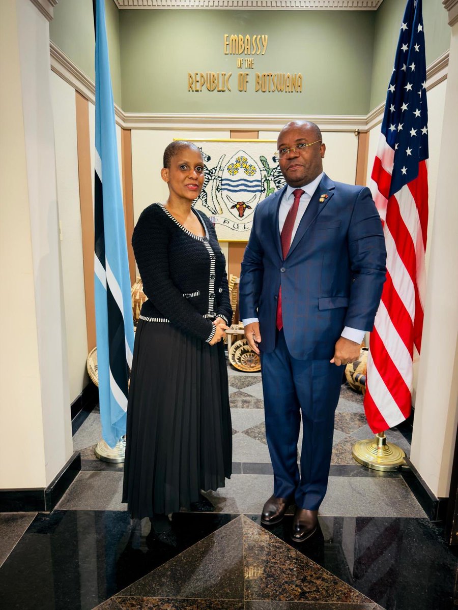 AmbassadorAVD's tweet photo. Tive a honra de me deslocar à Embaixada do Botswana em Washington, D.C., para assinar o livro de condolências pelo falecimento de S.E Dr. Festus Mogae, antigo Presidente da República do Botswana.Neste momento de luto, expressamos solidariedade ao povo e ao Governo do Botswana. https://t.co/pvBkYzADXj