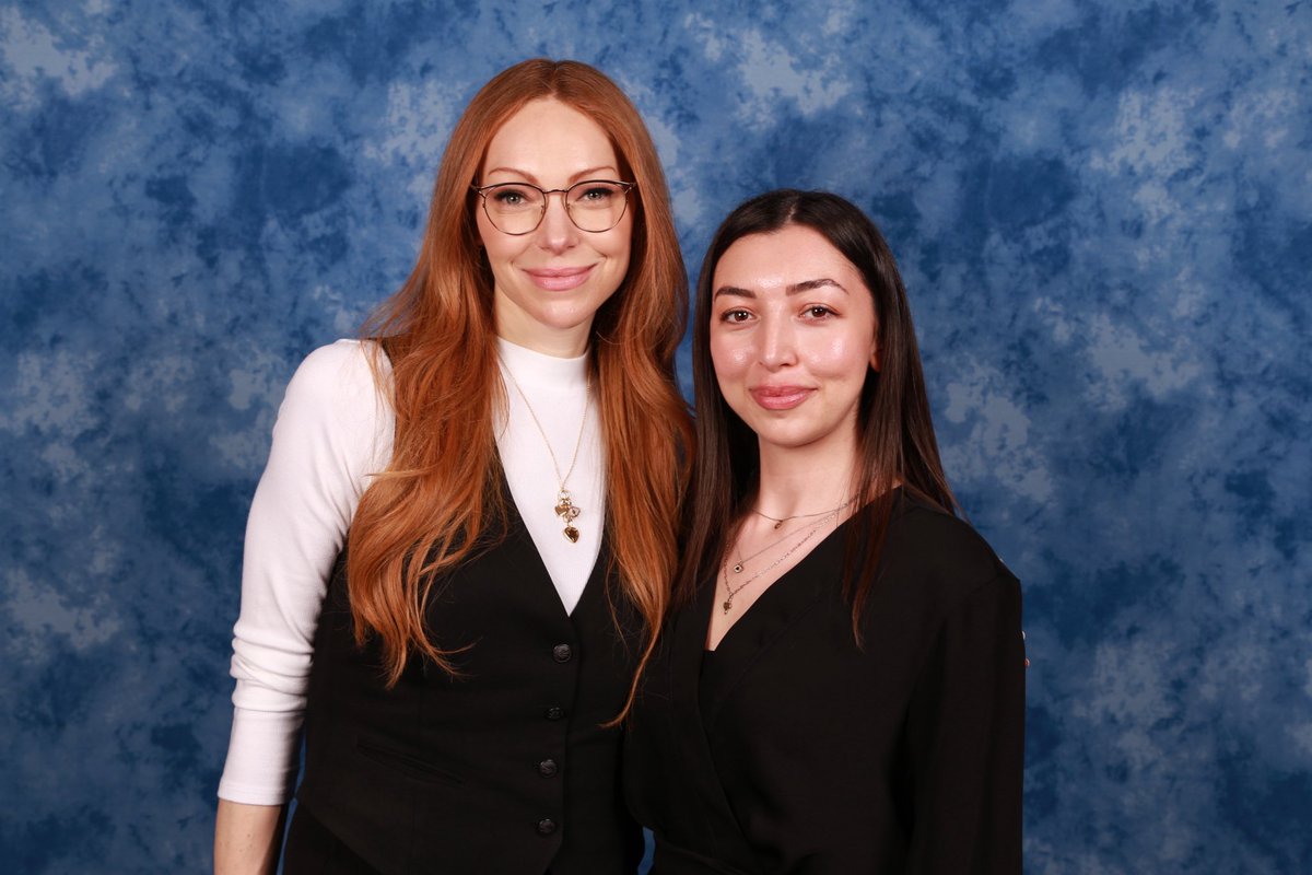 Ecem_Hc's tweet photo. Sooo a little update: I actually got to meet Laura and told her how much this show meant to me and how grateful I was. I shook her hand, got a photo with her. A dream came true. #OrangeForever 🧡 https://t.co/EUpWEyG5wC