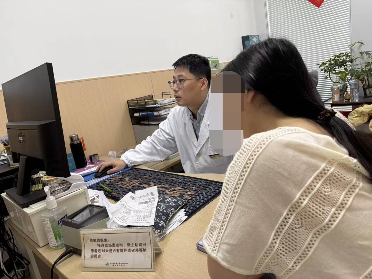 BerylLu18's tweet photo. "Extreme heat &amp; humidity in Huzhou: flea &amp; beetle bites up! 🐞 Avoid scratching, wash with soap. High-temp laundry &amp; pet deworming key. #HuzhouHealthAlert #InsectSafetyTips" https://t.co/4CshTDXuXg