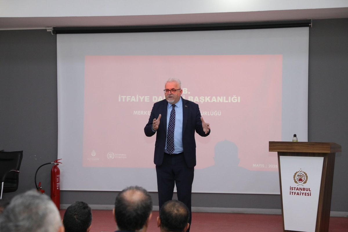 ibbitfaiye's tweet photo. Her ihbara en doğru ve en hızlı şekilde yanıt verebilmek için altyapımızı ve koordinasyon süreçlerimizi sürekli geliştiriyoruz.

İtfaiye Dairesi Başkanımız Remzi Albayrak, bölge müdürlerimiz ve idarecilerimizin katılımıyla gerçekleştirdiğimiz "Haberleşme ve Olay Yönetimi Koordinasyon Toplantısı"nda, operasyonel süreçlerimizi ve iletişim ağımızı kapsamlı bir şekilde ele aldık.

Saniyelerin hayati önem taşıdığı acil durumlarda ekiplerimizi en etkin şekilde yönlendirebilmek adına, Komuta Merkezimizin ihbar ve olay yönetiminde kullandığı teknik sistemleri değerlendirdik.

Kesintisiz iletişim, güçlü koordinasyon ve sürekli gelişim prensibiyle şehrimizin güvenliği için sistemlerimizi her gün daha ileriye taşıyoruz.