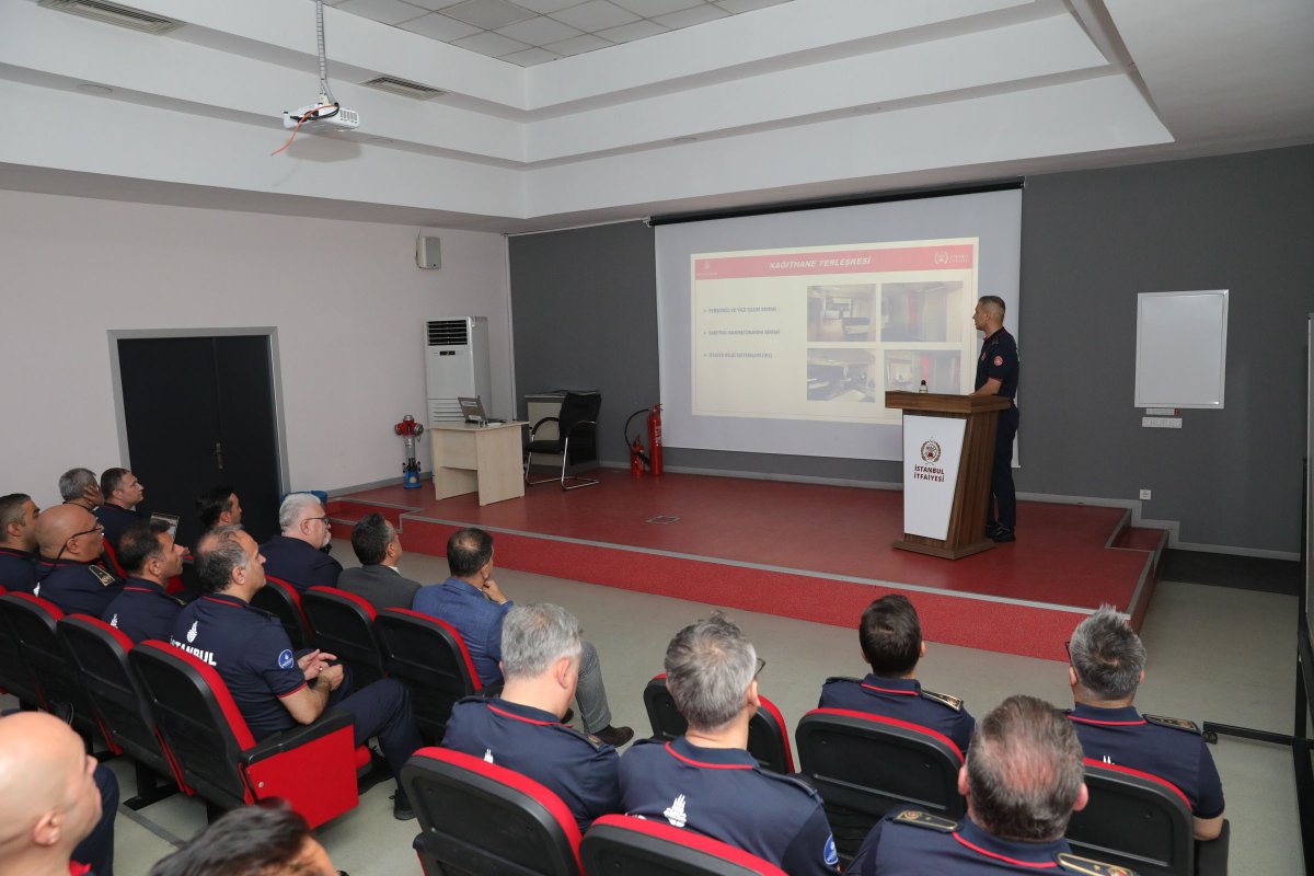 ibbitfaiye's tweet photo. Her ihbara en doğru ve en hızlı şekilde yanıt verebilmek için altyapımızı ve koordinasyon süreçlerimizi sürekli geliştiriyoruz.

İtfaiye Dairesi Başkanımız Remzi Albayrak, bölge müdürlerimiz ve idarecilerimizin katılımıyla gerçekleştirdiğimiz "Haberleşme ve Olay Yönetimi Koordinasyon Toplantısı"nda, operasyonel süreçlerimizi ve iletişim ağımızı kapsamlı bir şekilde ele aldık.

Saniyelerin hayati önem taşıdığı acil durumlarda ekiplerimizi en etkin şekilde yönlendirebilmek adına, Komuta Merkezimizin ihbar ve olay yönetiminde kullandığı teknik sistemleri değerlendirdik.

Kesintisiz iletişim, güçlü koordinasyon ve sürekli gelişim prensibiyle şehrimizin güvenliği için sistemlerimizi her gün daha ileriye taşıyoruz.