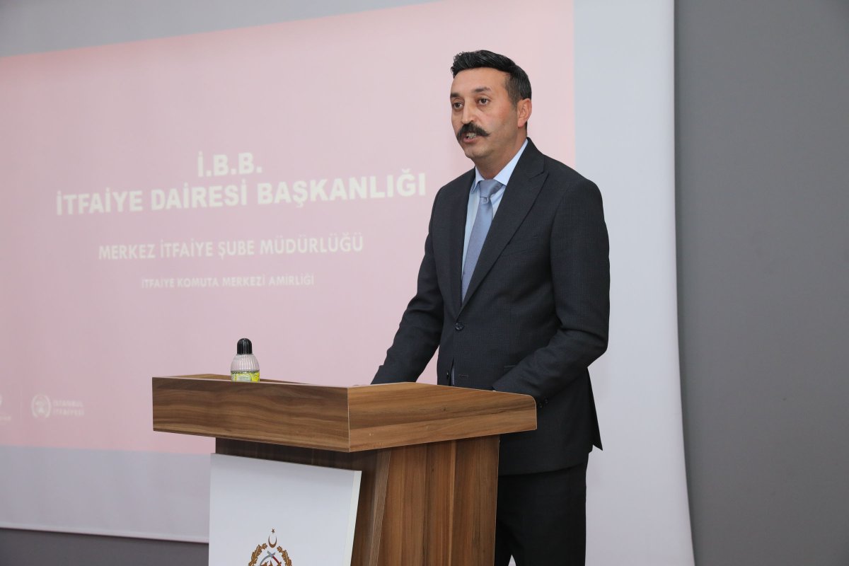 ibbitfaiye's tweet photo. Her ihbara en doğru ve en hızlı şekilde yanıt verebilmek için altyapımızı ve koordinasyon süreçlerimizi sürekli geliştiriyoruz.

İtfaiye Dairesi Başkanımız Remzi Albayrak, bölge müdürlerimiz ve idarecilerimizin katılımıyla gerçekleştirdiğimiz "Haberleşme ve Olay Yönetimi Koordinasyon Toplantısı"nda, operasyonel süreçlerimizi ve iletişim ağımızı kapsamlı bir şekilde ele aldık.

Saniyelerin hayati önem taşıdığı acil durumlarda ekiplerimizi en etkin şekilde yönlendirebilmek adına, Komuta Merkezimizin ihbar ve olay yönetiminde kullandığı teknik sistemleri değerlendirdik.

Kesintisiz iletişim, güçlü koordinasyon ve sürekli gelişim prensibiyle şehrimizin güvenliği için sistemlerimizi her gün daha ileriye taşıyoruz.