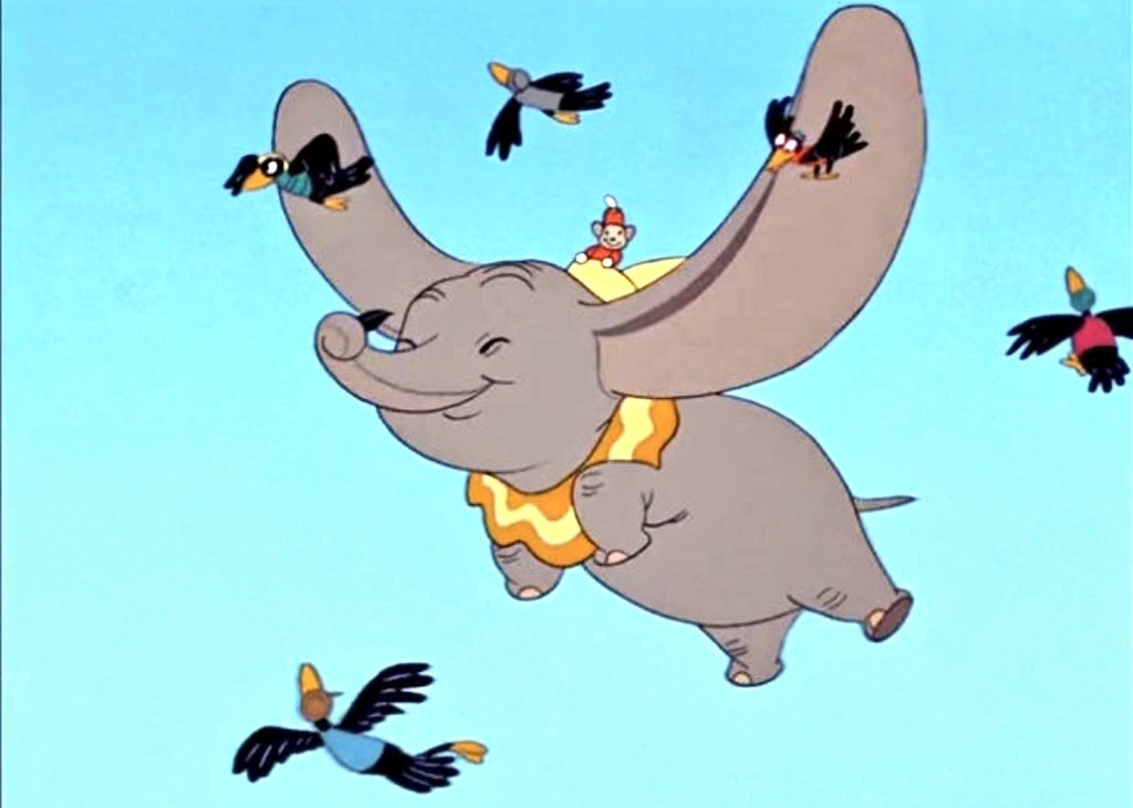 funfunfunok916's tweet photo. 1941年に公開されたディズニー不朽の名作…[ダンボ]。

今では誰もが知るこの作品ですが、、実はその誕生の背景には少し意外な事情があります。

1937年に史上初の長編カラーアニメ映画[白雪姫]が大ヒットを記録したDisneyは…

その勢いのまま続けざまに多額の予算をつぎ込んだ超大作…[ピノキオ][ファンタジア]を制作。

しかしこの二作が収益面で大きな失敗に終わり…財政面は急激に圧迫されます。

低予算短期間作業によるローコスト作品の制作が余儀なくされたディズニーは、、

急場を凌ぐ為低予算・短期間で過去の短編作品を想起させるようなシンプルな原点回帰の一本を制作。

…それがこの[ダンボ]でした。

言わば、、追い詰められたディズニーの一つの苦肉の策だったんですよね。

しかしそんな出自とは裏腹にその内容は…

今観ても低予算とはとても思えない良質な音楽や滑らかな水彩画でのアニメーションに加えて、、

・魅力的なキャラ達によるコメディ
・親子愛を見事に描いた感動要素
・ピンクの象による超現実的表現
・[欠点を武器に]というカタルシス

これらが最高のバランスで織り交ぜられた…アニメエンターテイメントの素晴らしさが凝縮された宝箱のような映画となっています。

この作品を観ると本当にディズニーの本来の根っこというのが全てここにあるな…とつくづく思います。

最近の捻ったストーリーや複雑なテーマやファンが喜ぶような緻密さも良いですが…個人的にはやはりディズニーの根っこはココなんですよね。

シンプルな設定と親しみやすいキャラクター。楽しいコメディと音楽。美しいアニメーション。

そして何よりも…

[勇気と頑張り…そして信じてくれる仲間があれば欠点は最大の武器になる。]

…という普遍のテーマを全く説教臭くなく老若男女に感じさせる最高の匙加減。

言葉には全く出していないんです。

なのに…観ている人全てが自然にこのメッセージを感じ取るんですよね。

大人も子供も。

特にダンボはローコスト作品ということもあり…そんなディズニーの根底が非常に色濃く・わかりやすく反映されている映画だと言えます。

【アニメの本来の良さ・武器】というのがこの1本に詰め込まれている気がするんです。

ちなみにこのダンボ…現在でも批判家や同業者から非常に人気の高い一本としても有名で…

[ローコストアニメーションの偉大な成功例]として…多方面から圧倒的な支持を集め、、お手本にされ続けています。

正に映画界が愛する映画。

ディズニーの真髄・アニメの楽しさ…その全てが詰まった最高の作品です。

いつ観ても楽しく心を揺さぶられる不朽の名作。これからも間違いなく…世界中で愛され続けていくことでしょう。

地上波放送で実写版をご覧になられた皆様は…この機会に是非ともアニメ版もご覧になってみて下さい♪