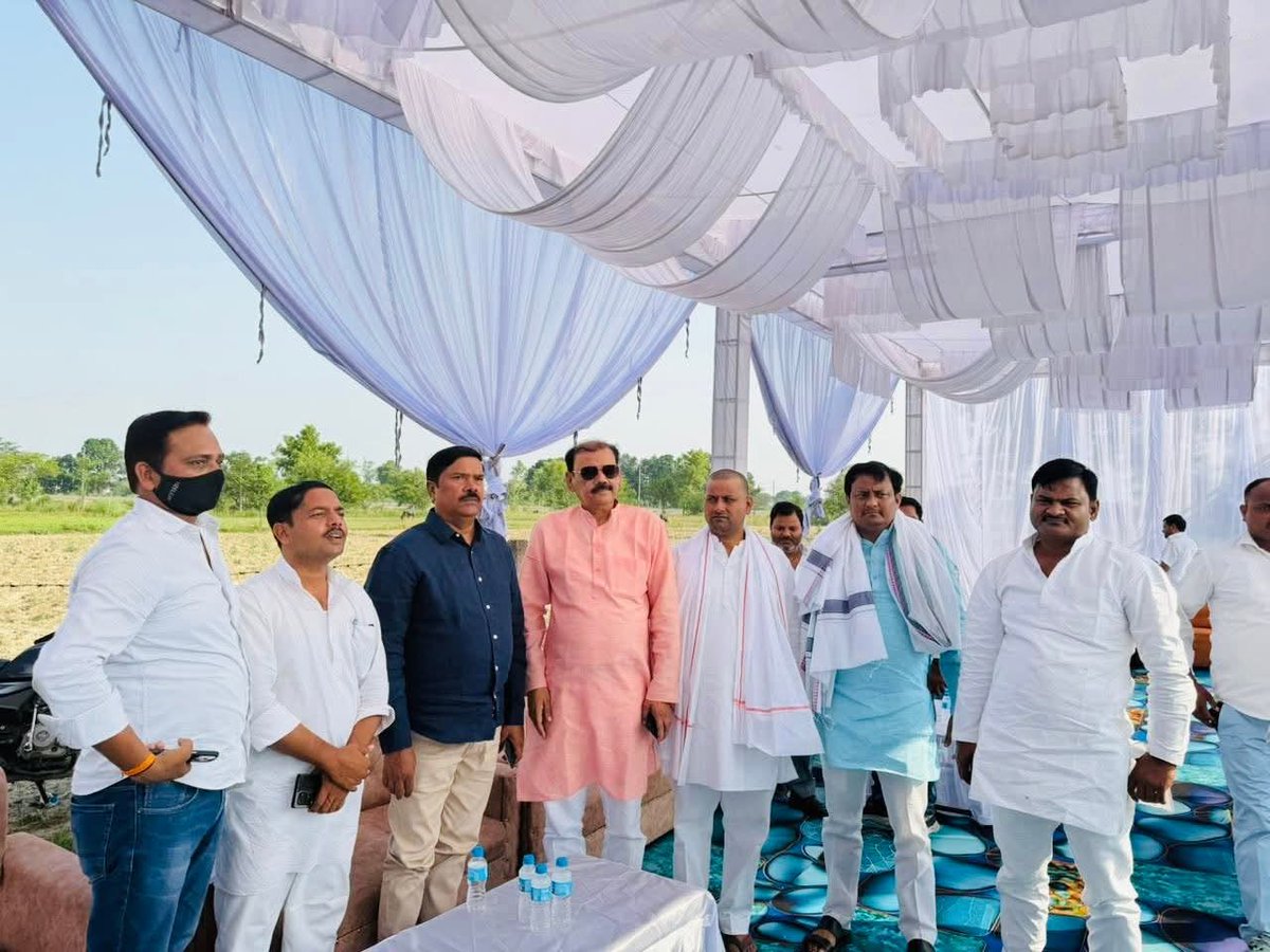 RakeshVermaSP's tweet photo. #कैसरगंज #बहराइच के ग्राम जतौरा मे पूर्व जिला पंचायत सदस्य श्री अवधेश वर्मा जी के पिता जी की तेरहवीं संस्कार में पहुंचकर श्रद्धा सुमन अर्पित किया!ईश्वर दिवंगत आत्मा को अपने श्रीचरणों में स्थान दें और शोकाकुल परिवार को इस अपार दुख को सहन करने की शक्ति प्रदान करें।

ॐ शांति। https://t.co/Bh70jRX5uw