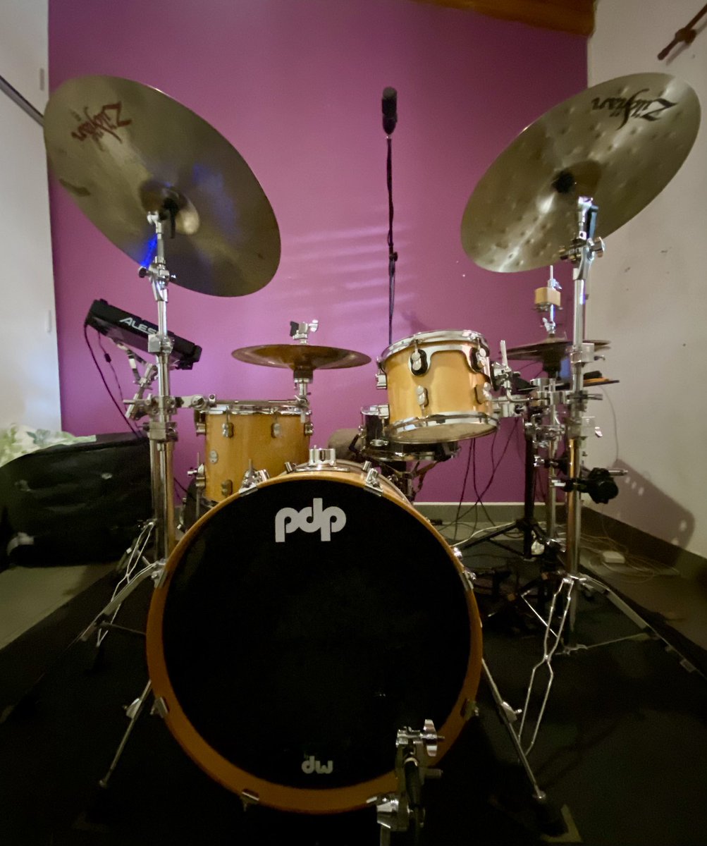 Alex_Leys's tweet photo. Hoy en la ofi…. 
Explorando set up nuevo y electronica….
#357clinictour 

@ZildjianCompany 
@Alesis 
@dwdrums 
@remopercussion 
@vicfirth https://t.co/DoDcZ0EXEP