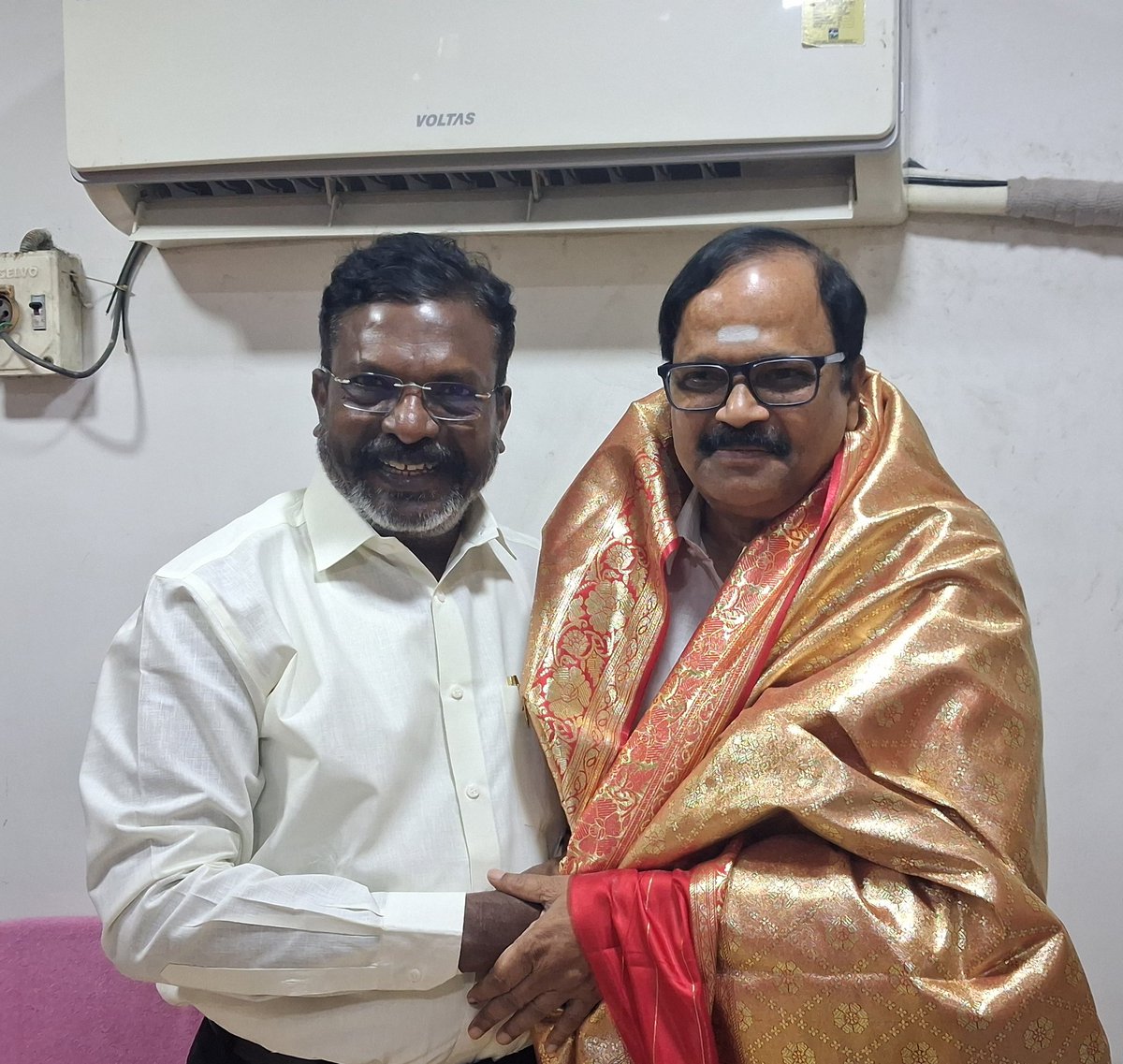 AiPmkoffi's tweet photo. இன்று (15/05/2026) விசிக தலைவர் முனைவர்.தொல் திருமாவளவன் அவர்களுடன் சந்திப்பு!..
----------------------------------------- மரியாதை நிமித்தமாக விடுதலை சிறுத்தைகள் கட்சியின் தலைவர், நாடாளுமன்ற உறுப்பினர் மரியாதைக்குரிய முனைவர் தொல்.திருமாவளவன் அவர்களை விசிக_வின் தலைமை அலுவலகமான அம்பேத்கர் திடலில் அனைதிந்திய பாட்டாளி முன்னேற்றக் கட்சியின் நிறுவனர் - தலைவர் மதிப்பிற்குரிய ஐயா திரு சி.என். இராமமூர்த்தி அவர்கள் நேரில் சென்று சந்தித்து, 
விடுதலை சிறுத்தைகள் கட்சி இரண்டு சட்டமன்ற தொகுதிகளில் வெற்றி பெற்றதற்கு வாழ்த்துகளை தெரிவித்துக் கொண்டதோடு, தமிழக வெற்றிக் கழகத்திற்கு ஆதரவு கொடுத்த நிலைப்பாட்டையும் வரவேற்று வாழ்த்தினார்!..
இருப்பினும் அதிகாரத்தில் பங்கெடுத்திருக்க வேண்டும் என்ற கருத்தையும் பகிர்ந்துகொண்டார் ஐயா சி.என்.ஆர்!..
பின்னர் திண்டிவனம் சட்டமன்றத் தொகுதியில் வெற்றிபெற்று தமிழ்நாடு சட்டமன்றத்தில் ஈழத்திற்கான குரலை பல பத்தாண்டுகளுக்கு பின்னர் உணர்வுப் பூர்வமாக வெளிப்படுத்தியமைக்காக சகோதரர் வன்னியரசு!, அவர்களையும் சந்தித்து மகிழ்ச்சியையும் வாழ்த்துகளையும்  பகிர்ந்துகொண்டார் ஐயா சி.என்.ஆர்..
பின்னர் நேர- நெருக்கடிக்கிடையில் ஒரு நீண்ட உரையாடலாக சமகால அரசியல் சூழல் குறித்து விரிவாக உரையாடினார் சகோதரர் திருமாவளவன் அவர்கள்!..

இந்நிகழ்வின் போது கட்சியின் துணைத் தலைவர் k. வெங்கடேசன் மற்றும் மாநில IT Wing பொறுப்பாளர் சு.தண்டபாணி உடன் இருந்தனர்!...

@thirumaofficial @VanniTamizhVCK @VckBalaji @ChelladuraiN1 @itwingvck @vckdigital