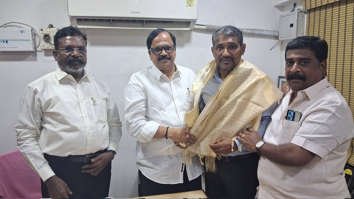 AiPmkoffi's tweet photo. இன்று (15/05/2026) விசிக தலைவர் முனைவர்.தொல் திருமாவளவன் அவர்களுடன் சந்திப்பு!..
----------------------------------------- மரியாதை நிமித்தமாக விடுதலை சிறுத்தைகள் கட்சியின் தலைவர், நாடாளுமன்ற உறுப்பினர் மரியாதைக்குரிய முனைவர் தொல்.திருமாவளவன் அவர்களை விசிக_வின் தலைமை அலுவலகமான அம்பேத்கர் திடலில் அனைதிந்திய பாட்டாளி முன்னேற்றக் கட்சியின் நிறுவனர் - தலைவர் மதிப்பிற்குரிய ஐயா திரு சி.என். இராமமூர்த்தி அவர்கள் நேரில் சென்று சந்தித்து, 
விடுதலை சிறுத்தைகள் கட்சி இரண்டு சட்டமன்ற தொகுதிகளில் வெற்றி பெற்றதற்கு வாழ்த்துகளை தெரிவித்துக் கொண்டதோடு, தமிழக வெற்றிக் கழகத்திற்கு ஆதரவு கொடுத்த நிலைப்பாட்டையும் வரவேற்று வாழ்த்தினார்!..
இருப்பினும் அதிகாரத்தில் பங்கெடுத்திருக்க வேண்டும் என்ற கருத்தையும் பகிர்ந்துகொண்டார் ஐயா சி.என்.ஆர்!..
பின்னர் திண்டிவனம் சட்டமன்றத் தொகுதியில் வெற்றிபெற்று தமிழ்நாடு சட்டமன்றத்தில் ஈழத்திற்கான குரலை பல பத்தாண்டுகளுக்கு பின்னர் உணர்வுப் பூர்வமாக வெளிப்படுத்தியமைக்காக சகோதரர் வன்னியரசு!, அவர்களையும் சந்தித்து மகிழ்ச்சியையும் வாழ்த்துகளையும்  பகிர்ந்துகொண்டார் ஐயா சி.என்.ஆர்..
பின்னர் நேர- நெருக்கடிக்கிடையில் ஒரு நீண்ட உரையாடலாக சமகால அரசியல் சூழல் குறித்து விரிவாக உரையாடினார் சகோதரர் திருமாவளவன் அவர்கள்!..

இந்நிகழ்வின் போது கட்சியின் துணைத் தலைவர் k. வெங்கடேசன் மற்றும் மாநில IT Wing பொறுப்பாளர் சு.தண்டபாணி உடன் இருந்தனர்!...

@thirumaofficial @VanniTamizhVCK @VckBalaji @ChelladuraiN1 @itwingvck @vckdigital