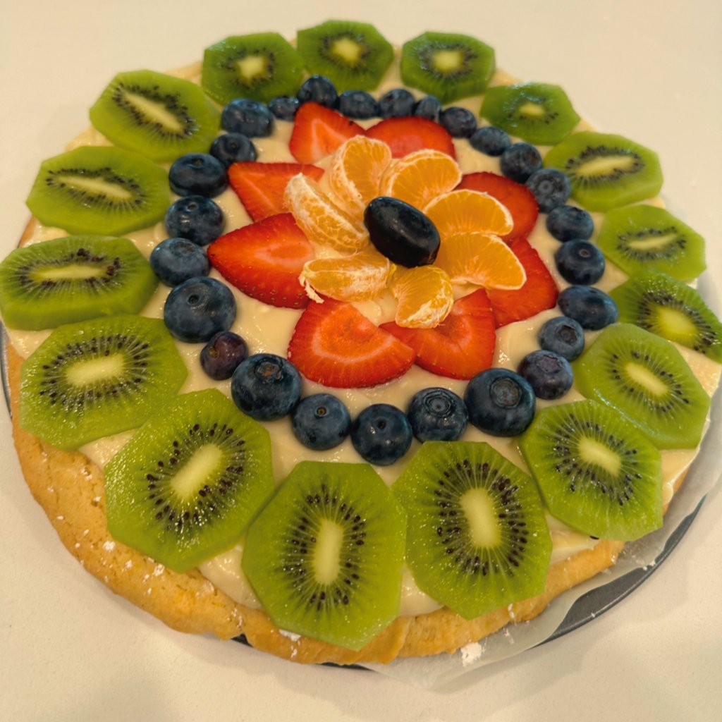 FriendThatCooks's tweet photo. Dessert but make it summer ☀️🍓 This fruit pizza is bright, fresh, and perfect for backyard dinners or weekend gatherings. Sweet, colorful, and chef-prepared to impress ✨ #SummerDessert #FruitPizza #PersonalChef #FriendThatCooks https://t.co/0U7RbMxwfb