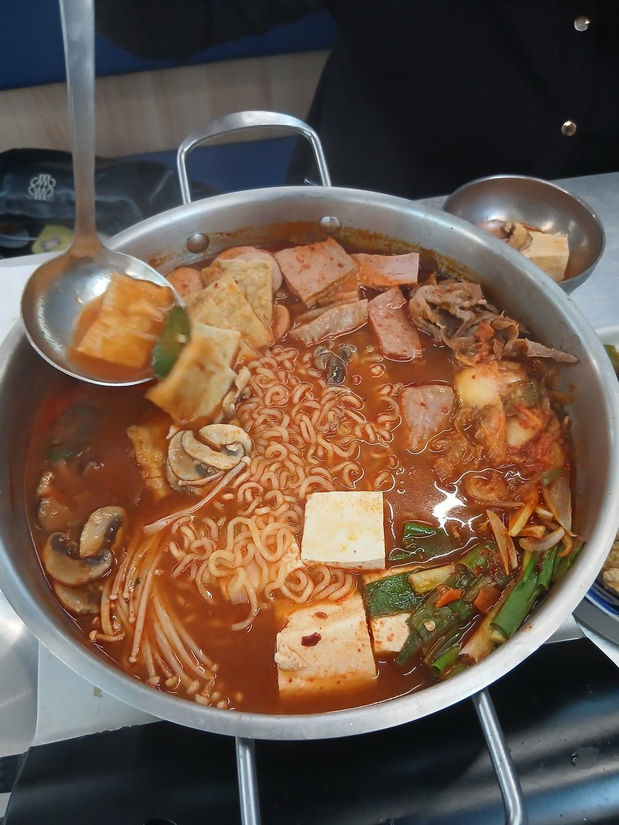 OktavianiPuput's tweet photo. gegara lu nih kim younghoon ngomongin budaejjigae mulu dari kemaren2 tapi terealisasikan sih sambil otter date🥰🩵 https://t.co/7AnELF7W3c
