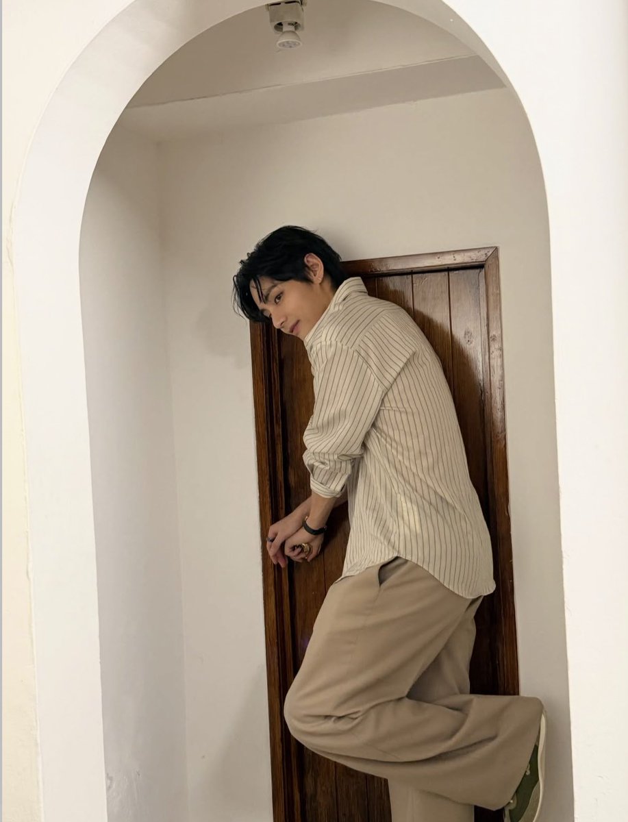 Pangdkat's tweet photo. POV: Your boyfriend just got home. https://t.co/k9sl43r9d3