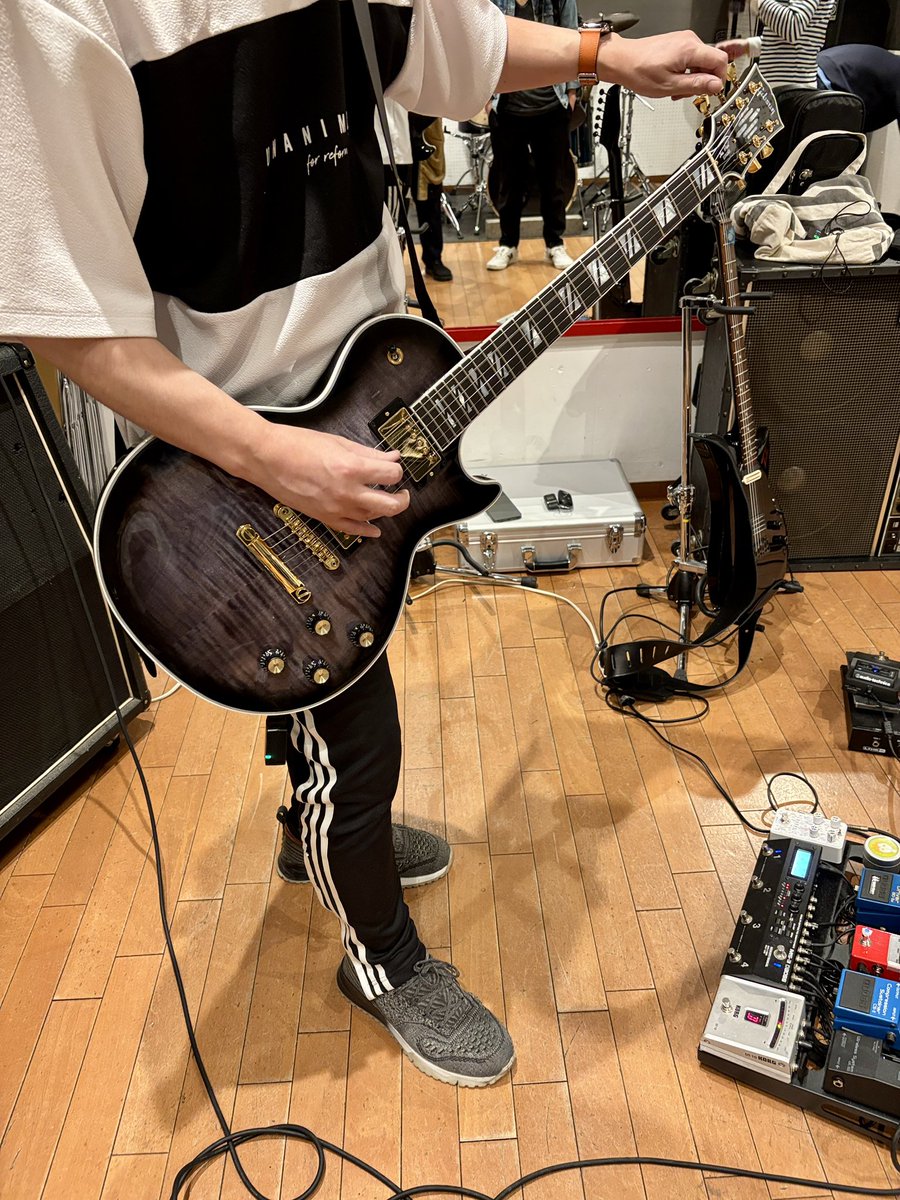 LAYG_GLAY's tweet photo. スタジオ練習でした！ニューギターかっけえ！！😆✨ https://t.co/UTyt79GYut