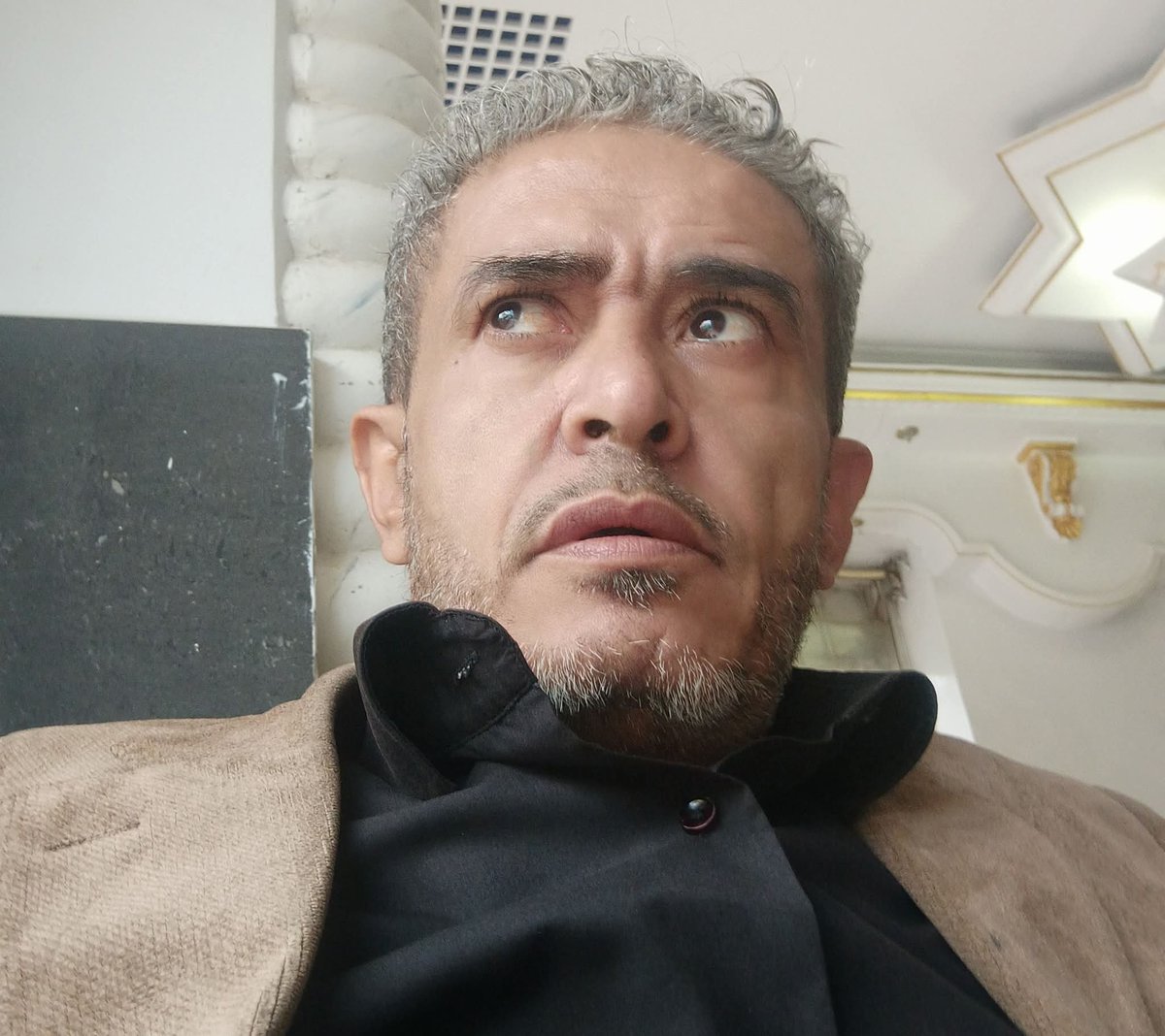 HashemAlwadee's tweet photo. فضيحة.. خفايا التنسيق السري بين أقطاب المرتزقة وأحد القيادات العليا في صنعاء

أكدت مصادر مطلعة أن الهجمات الإعلامية والتغريدات المثيرة للجدل التي ينشرها الشيخ سلطان السامعي عضو المجلس السياسي الاعلى بصنعاء ليست إلا نتاج مطبخ إعلامي يدار مباشرة من أروقة ما يسمى بـ "مجلس القيادة" التابع لدول العدوان. 

وأوضحت المصادر أن رئيس المجلس المدعو رشاد العليمي يقف خلف تنسيق متواصل ومباشر مع السامعي حيث أشرف العليمي شخصياً على تكليف أحد الناشطين الإعلاميين البارزين في صفوف المرتزقة بالعودة إلى صنعاء مستغلاً قرار العفو العام للعمل كمكتب إعلامي للسامعي.

وتشير التفاصيل إلى أن هذا الناشط الذي يتلقى توجيهاته من غرف عمليات إعلامية في الرياض وعدن هو من يتولى صياغة الأفكار وكتابة التغريدات التي ينشرها السامعي بهدف ضرب الجبهة الداخلية وتشويه مؤسسات الدولة في صنعاء تحت لافتة المعارضة من الداخل.
وبحسب المصادر فإن هذا المخطط يأتي ضمن صفقة تضمن للسامعي دوراً مستقبلياً في أي تسوية سياسية مقابل استمراره في ممارسة دور المشاغب الذي يخدم أجندة دول العدوان في زعزعة الاستقرار الداخلي. 

هذا الانكشاف يضع السامعي اليوم أمام تساؤلات شعبية ووطنية كبرى حول تحوله إلى منصة إعلامية لمشاريع المرتزقة بالاضافة الى ماتم كشفه مؤخراً من انحراف في أداء قناة الساحات التي تحولت من منبر ثوري الى بوق يخدم العدوان بعد أن تم إقصاء الاعلاميين الثوريين الذين رفضوا مجاراة السامعي في خطابه التشويهي ضد الدولة وتمت معاقبتهم بايقاف برامجهم في وقت يخوض فيه الشعب اليمني معركته المصيرية ضد العدوان الامريكي الاسرائيلي مما يعزز القناعة بأن ما يطرحه السامعي في حملاته الاعلامية على منصات التواصل الاجتماعي ليس نقداً بناءً بل هو اختراق أمني وإعلامي مدروس يدار من غرف عمليات العدو.