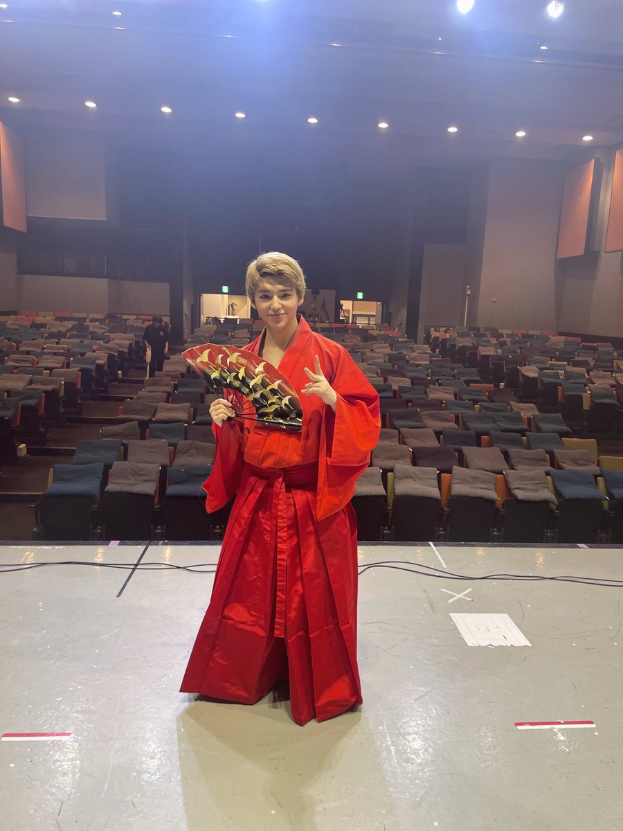 Taisei_11_'s tweet photo. 宝海劇団さんでの大阪京橋劇場10日間の大衆演劇修業無事に終わりました!!
学びと発見の多い、とても濃い10日間でした😊
毎日変わるお芝居や舞踊を間近で見て、たくさん勉強させていただきました!!
座長とも写真を撮っていただけて幸せ
でした✨
#宝海劇団 #TOPRUN https://t.co/2Guq2uJZ1Z