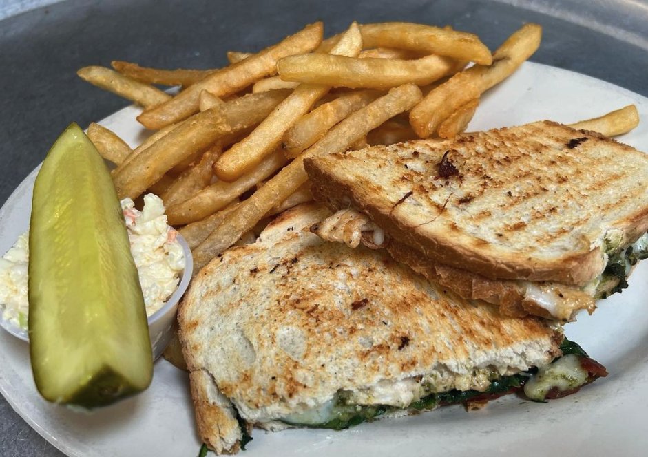 BreezePointe's tweet photo. Comfort food just hits differently at Town &amp; Country Diner! 🍽️ From delicious breakfasts to classic diner favorites, there’s something for everyone. What’s your must-have dinner meal?

📸: @townandcountrydiner https://t.co/atCqVzX1ed