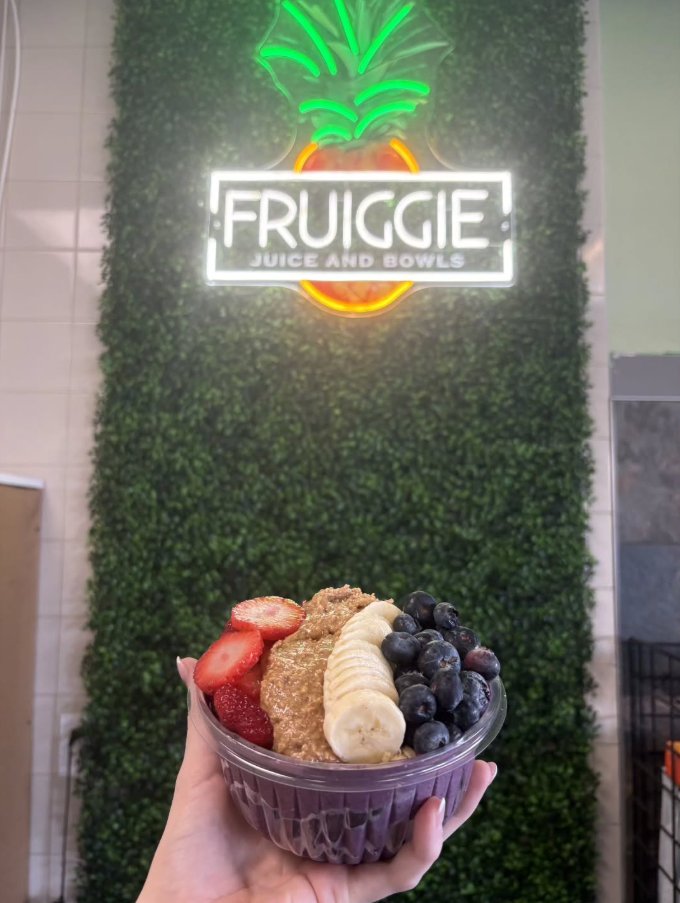 TimberRidgeNJ's tweet photo. Fruiggie Juice &amp; Bowls blends fruits and veggies into cold-pressed juices, smoothies, protein shakes, and loaded bowls, all made with 100% natural ingredients for a clean, feel-good boost 💚 Perfect for post-workout or a quick, healthy pick-me-up ✨

📷: @fruiggiejuice https://t.co/jTsVngxr9k