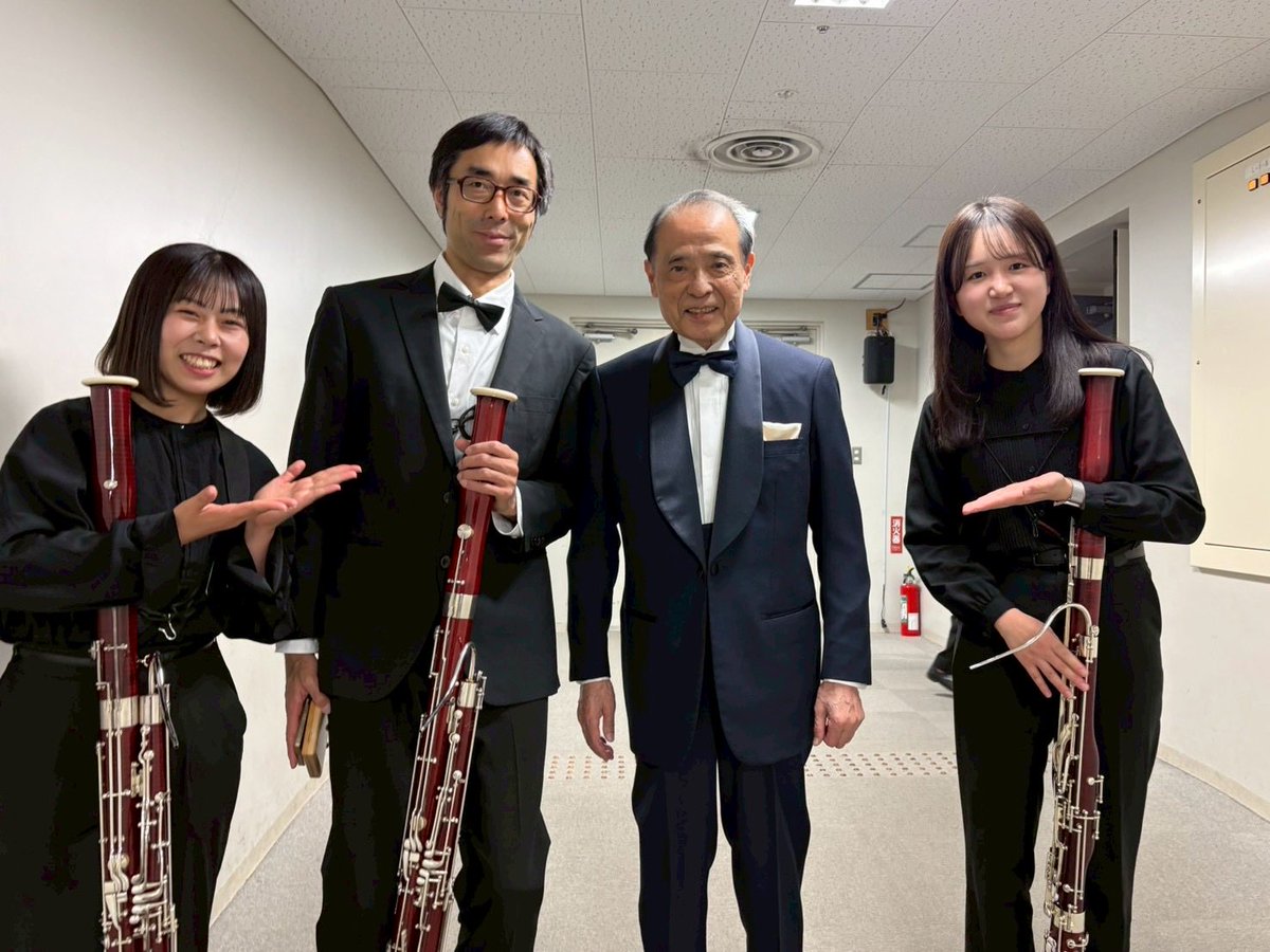 Pastorale2016's tweet photo. ＼ 定期演奏会を振り返ります🙋‍♀️ ／
当日の様子を写真と合わせてお届け！📸
【Part3 パート写真編②】
津堅先生・外囿さんと🥹✨

団員募集中です🙇‍♀️
⚠️見学の受け入れは5月末で一旦締切予定です。
ぜひこの機会に見学へお越しください👇
https://t.co/06D78EIBqP https://t.co/l8W12D3hpb