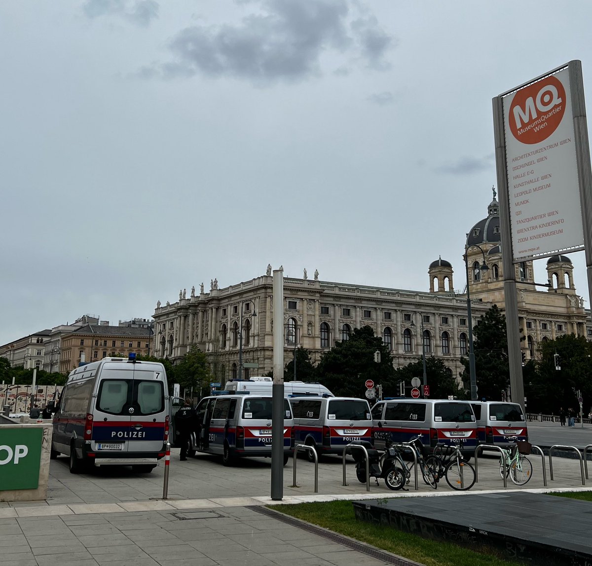 WienReporter's tweet photo. ➡️ 15:55

Vor dem #ESC-Fancafé für #Israel stehen aufgrund der Demos im Nahbereich Kräfte der Einsatzeinheit Wien sowie bereits mehrere Arrestantenwagen.

#esc2026 #w1505 #esc26 https://t.co/VahNIEt2E9