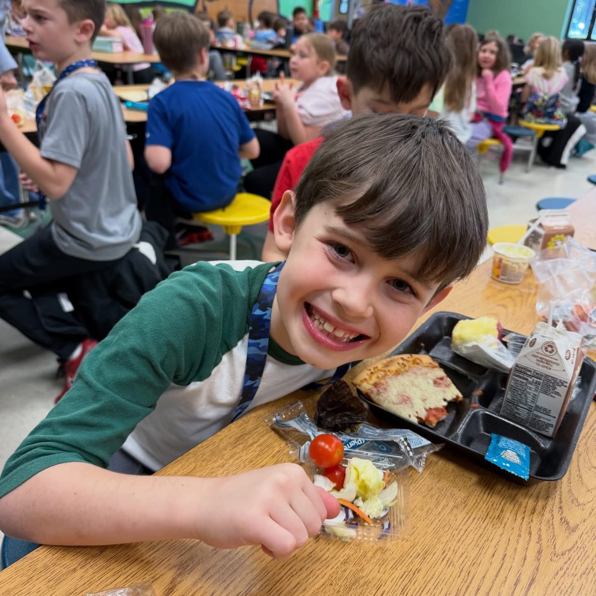 FCSNutrition's tweet photo. 🍕🎉 Happy National Pizza Party Day! 🎉🍕
Why did the pizza apply for a job in the cafeteria?
Because it wanted to make a dough-lightful difference! 🍞✨ https://t.co/0NwWcf89BZ