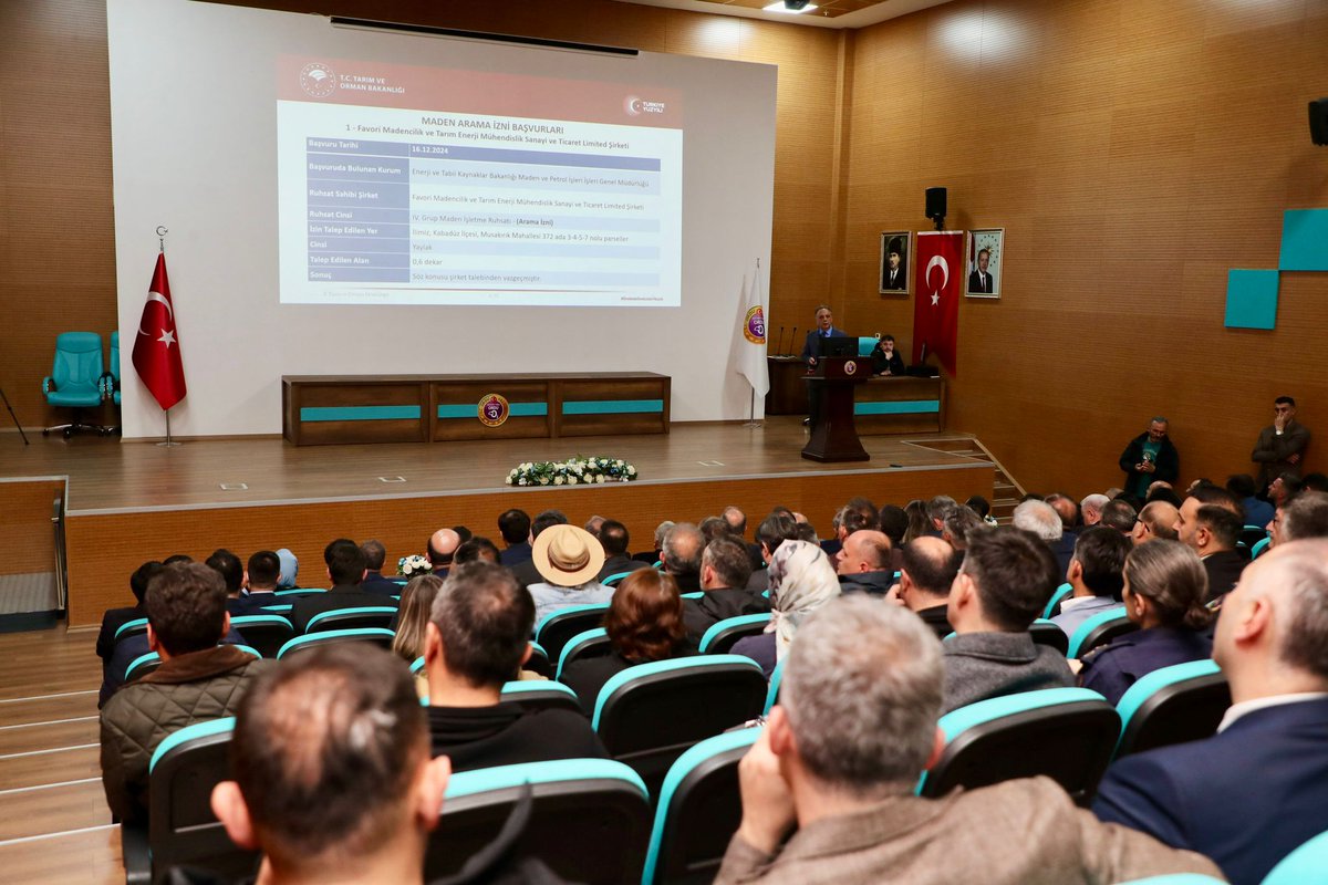 TCOrduValiligi's tweet photo. Madencilik Faaliyetleri Koordinasyon Toplantısı Yapıldı

İlimiz genelinde yürütülen madencilik faaliyetlerinin durumunun değerlendirilmesi, kurumlar arası koordinasyonun sağlanması ve kamuoyunun doğru bilgilendirilmesi amacıyla “Madencilik Faaliyetleri Koordinasyon Toplantısı” düzenlendi.

Ordu Valiliği Konferans Salonunda düzenlenen toplantıya, Vali Muammer Erol, Büyükşehir Belediye Başkanı Dr. Mehmet Hilmi Güler, Maden ve petrol İşleri Genel Müdürü Arslan Narin, Genel Müdür Yardımcısı Fatih Pekdemir, Baro Başkanı Birsen Uçar, Vali Yardımcısı Hacı Mehmet Kara, İl Emniyet Müdürü Ahmet Acar, ilçe kaymakamları ve belediye başkanları, ilgili daire müdürleri, siyasi partiler ile çeşitli çevre derneklerinin temsilcileri katıldı. 

İlimiz genelinde yürütülen madencilik faaliyetlerinin değerlendirildiği toplantıda konuşan Vali Muammer Erol, toplantının madencilik faaliyetleri kapsamında yapılan çalışmalar hakkında konunun tüm yönleriyle, hiçbir ayrıntısı soru işaretine mahal bırakmayacak şekilde açıklığa kavuşması için düzenlendiğini ifade etti.

İlin Valisi olarak, konu ile ilgili ellerinden gelen ne varsa yapmanın görev ve sorumluluğu içinde olduğunu belirten Vali Erol, konunun tüm yönleriyle konuşulup, tartışılacağını söyledi.

Vali Erol, bunu sağlamak adına da arazi kullanım kararlarının verildiği kurul ve komisyonların yaptığı işler ve bu işlerin içeriği hakkında bilgilendirme yapılacağının altını çizerek, “İnşallah sunumu dikkatle izlediğimizde ve sonunda da aklımıza takılan ne varsa açıkça, doğrudan, bilgilenme adına sorduğumuzda doğrudan cevabını da alabileceğimiz bir ortam oluşsun istedik. İnşallah hayırlara vesile olur. Ben başta Sayın Genel Müdürümüz olmak üzere emeği geçen bütün arkadaşlarımıza ve katılımcılara teşekkür ediyorum” diye konuştu.

Toplantıda Maden ve Petrol İşleri Genel Müdürü Arslan Narin da söz alarak, madencilik faaliyetlerine ilişkin son dönemde oluşan kamuoyuna ilişkin bir istişare toplantısı düzenleyerek, gerekirse hesap verebilmek adına dünyada, Karadeniz Bölgesinde ve Ordu’da madencilik üzerinde ayrıntılı bir sunum hazırladıklarını söyledi.

Bilgilendirme toplantısında her kesimin istediği soruyu sorabileceğini ifade eden Narin, “Maden hayattır diye bizim sivil toplum örgütlerinde motto var. Gerçekten maden hayat. Bir ekmek neyse, bir su neyse, bir hava neyse, bir orman neyse insan yaşamı için emin olun madende o kadar önemli. Yediğimizden içtiğimize barınmamızdan savunmamıza her alanda madenle iç içe olmak zorundayız. Madeni üretmek ve maden kullanmak zorundayız. Maden olmadan insanoğlunun dünden bugüne hayatını devam ettirmesi mümkün değil. Çağların açılıp kapanmasına bakın aslında madenin kullanımıyla enerji dönüşümü ile alakalı olduğunu görüyorsunuz. Bu açıdan biz madeni üretmek zorundayız, bu yüzden de tüketiyoruz. Madeni üretmek tüketmek kadar çevreye ve doğaya zarar vermez arkadaşlar. Niçin üretiyoruz madeni savunma için üretiyoruz. Araba için üretiyoruz, lastik için üretiyoruz, yol için üretiyoruz medeniyet için üretiyoruz” diye konuştu.

Değerlendirme toplantısında, ülkemizde ve ilimizde madencilik projeleri ile ilgili Maden ve Petrol İşleri Genel Müdür Yardımcısı Fatih Pekdemir, mera, yaylak ve kışlaklara isabet eden maden projeleri ile ilgili Ordu İl Tarım ve Orman Müdürlüğü Çayır, Mera ve Yem Bitkileri Şube Müdürü Recai Gündüz, tarım arazilerine isabet eden maden projeleri ile ilgili Toprak Koruma ve Arazi Kullanımı Kanunu hakkında Ordu İl Tarım ve Orman Müdürlüğü Tarımsal Altyapı ve Arazi Değerlendirme Şube Müdürü Hüseyin Çakır birer sunum gerçekleştirdi.

Toplantıda, Ordu Baro Başkanı Av. Birsen Uçar, CHP İl Başkanı Bülent Akpınar, Aybastı Belediye Başkanı İzzet Gündoğar, Ordu Çevre Derneği Başkanı Ertuğrul Gazi Gönül söz alarak, görüş, düşünce ve önerilerini ile eleştirilerini dile getirdiler.