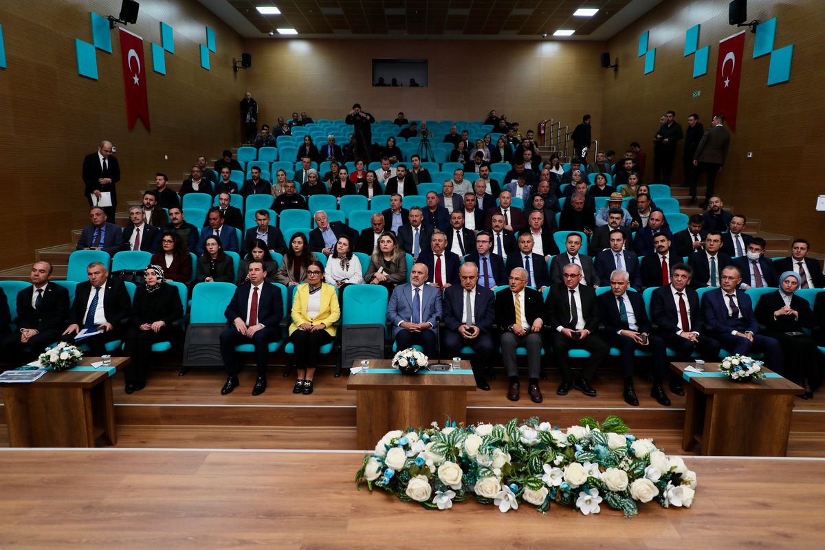 TCOrduValiligi's tweet photo. Madencilik Faaliyetleri Koordinasyon Toplantısı Yapıldı

İlimiz genelinde yürütülen madencilik faaliyetlerinin durumunun değerlendirilmesi, kurumlar arası koordinasyonun sağlanması ve kamuoyunun doğru bilgilendirilmesi amacıyla “Madencilik Faaliyetleri Koordinasyon Toplantısı” düzenlendi.

Ordu Valiliği Konferans Salonunda düzenlenen toplantıya, Vali Muammer Erol, Büyükşehir Belediye Başkanı Dr. Mehmet Hilmi Güler, Maden ve petrol İşleri Genel Müdürü Arslan Narin, Genel Müdür Yardımcısı Fatih Pekdemir, Baro Başkanı Birsen Uçar, Vali Yardımcısı Hacı Mehmet Kara, İl Emniyet Müdürü Ahmet Acar, ilçe kaymakamları ve belediye başkanları, ilgili daire müdürleri, siyasi partiler ile çeşitli çevre derneklerinin temsilcileri katıldı. 

İlimiz genelinde yürütülen madencilik faaliyetlerinin değerlendirildiği toplantıda konuşan Vali Muammer Erol, toplantının madencilik faaliyetleri kapsamında yapılan çalışmalar hakkında konunun tüm yönleriyle, hiçbir ayrıntısı soru işaretine mahal bırakmayacak şekilde açıklığa kavuşması için düzenlendiğini ifade etti.

İlin Valisi olarak, konu ile ilgili ellerinden gelen ne varsa yapmanın görev ve sorumluluğu içinde olduğunu belirten Vali Erol, konunun tüm yönleriyle konuşulup, tartışılacağını söyledi.

Vali Erol, bunu sağlamak adına da arazi kullanım kararlarının verildiği kurul ve komisyonların yaptığı işler ve bu işlerin içeriği hakkında bilgilendirme yapılacağının altını çizerek, “İnşallah sunumu dikkatle izlediğimizde ve sonunda da aklımıza takılan ne varsa açıkça, doğrudan, bilgilenme adına sorduğumuzda doğrudan cevabını da alabileceğimiz bir ortam oluşsun istedik. İnşallah hayırlara vesile olur. Ben başta Sayın Genel Müdürümüz olmak üzere emeği geçen bütün arkadaşlarımıza ve katılımcılara teşekkür ediyorum” diye konuştu.

Toplantıda Maden ve Petrol İşleri Genel Müdürü Arslan Narin da söz alarak, madencilik faaliyetlerine ilişkin son dönemde oluşan kamuoyuna ilişkin bir istişare toplantısı düzenleyerek, gerekirse hesap verebilmek adına dünyada, Karadeniz Bölgesinde ve Ordu’da madencilik üzerinde ayrıntılı bir sunum hazırladıklarını söyledi.

Bilgilendirme toplantısında her kesimin istediği soruyu sorabileceğini ifade eden Narin, “Maden hayattır diye bizim sivil toplum örgütlerinde motto var. Gerçekten maden hayat. Bir ekmek neyse, bir su neyse, bir hava neyse, bir orman neyse insan yaşamı için emin olun madende o kadar önemli. Yediğimizden içtiğimize barınmamızdan savunmamıza her alanda madenle iç içe olmak zorundayız. Madeni üretmek ve maden kullanmak zorundayız. Maden olmadan insanoğlunun dünden bugüne hayatını devam ettirmesi mümkün değil. Çağların açılıp kapanmasına bakın aslında madenin kullanımıyla enerji dönüşümü ile alakalı olduğunu görüyorsunuz. Bu açıdan biz madeni üretmek zorundayız, bu yüzden de tüketiyoruz. Madeni üretmek tüketmek kadar çevreye ve doğaya zarar vermez arkadaşlar. Niçin üretiyoruz madeni savunma için üretiyoruz. Araba için üretiyoruz, lastik için üretiyoruz, yol için üretiyoruz medeniyet için üretiyoruz” diye konuştu.

Değerlendirme toplantısında, ülkemizde ve ilimizde madencilik projeleri ile ilgili Maden ve Petrol İşleri Genel Müdür Yardımcısı Fatih Pekdemir, mera, yaylak ve kışlaklara isabet eden maden projeleri ile ilgili Ordu İl Tarım ve Orman Müdürlüğü Çayır, Mera ve Yem Bitkileri Şube Müdürü Recai Gündüz, tarım arazilerine isabet eden maden projeleri ile ilgili Toprak Koruma ve Arazi Kullanımı Kanunu hakkında Ordu İl Tarım ve Orman Müdürlüğü Tarımsal Altyapı ve Arazi Değerlendirme Şube Müdürü Hüseyin Çakır birer sunum gerçekleştirdi.

Toplantıda, Ordu Baro Başkanı Av. Birsen Uçar, CHP İl Başkanı Bülent Akpınar, Aybastı Belediye Başkanı İzzet Gündoğar, Ordu Çevre Derneği Başkanı Ertuğrul Gazi Gönül söz alarak, görüş, düşünce ve önerilerini ile eleştirilerini dile getirdiler.